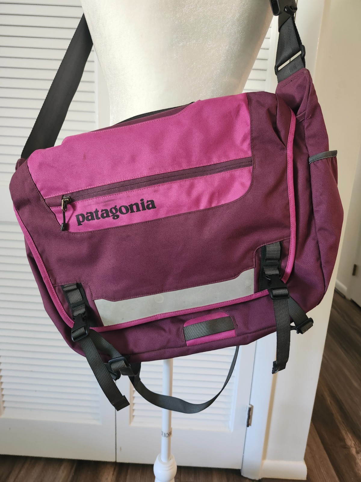 Patagonia Messenger Half Mass Reflective Purple Padded Laptop Shoulder Crossbody