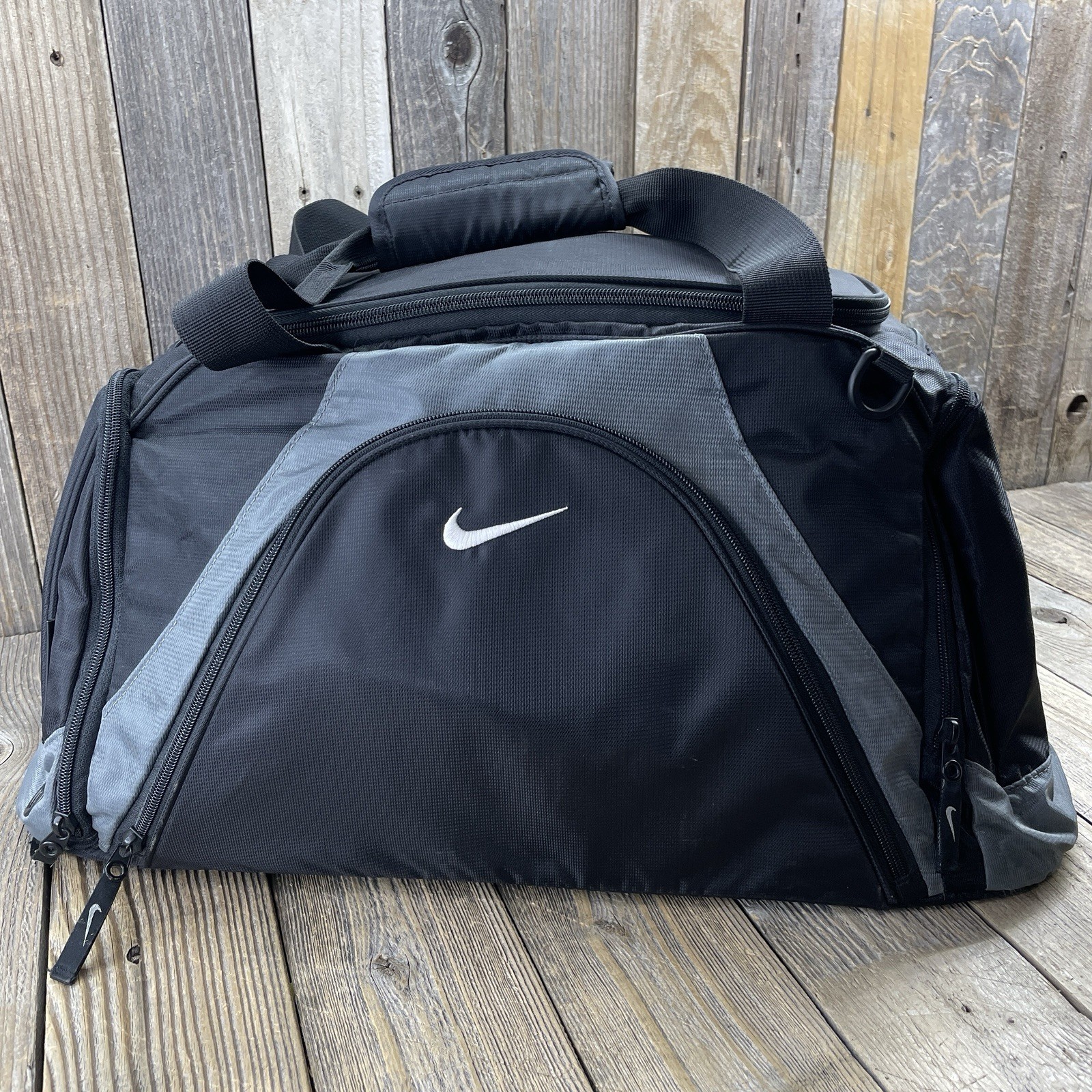 Nike Golf Black Gray Gym Duffle Bag Hard Bottom Shoe Pouch 21” x 12.5” x 11” GUC