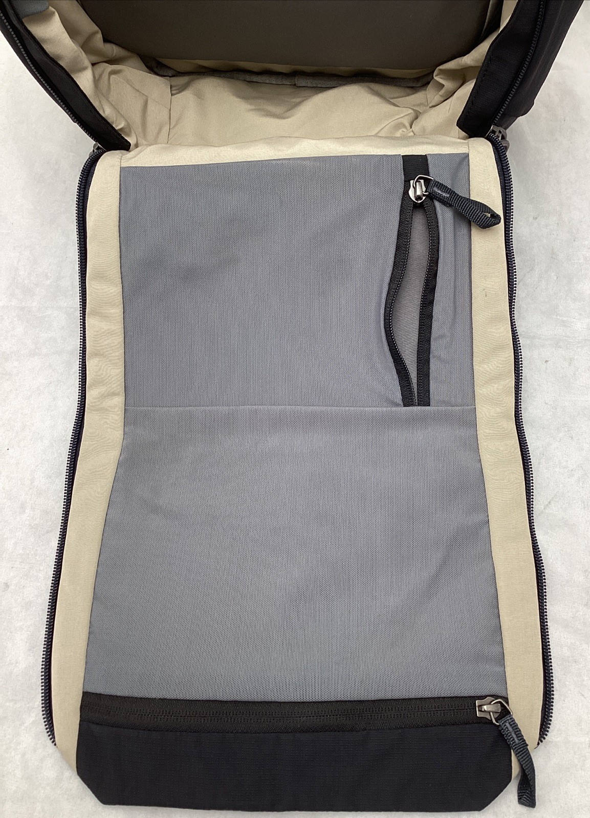 Bellroy Venture 22L Black Backpack