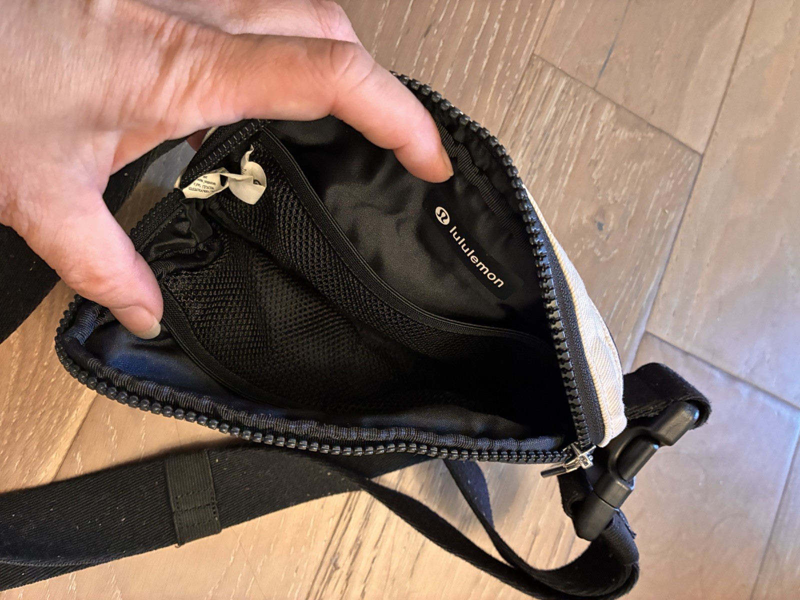 Lululemon Belt Bag & Fanny Pack White w/Black Adjustable Strap Zipper Unisex