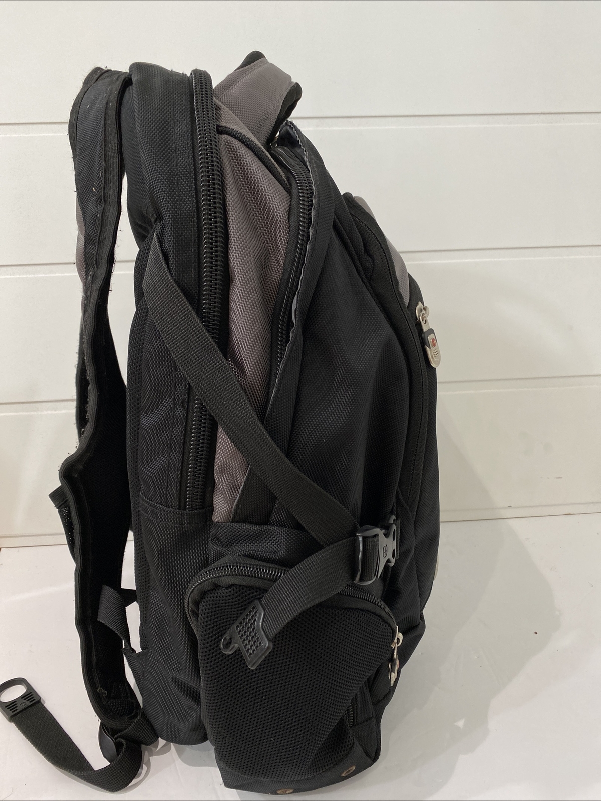 Swiss Gear Multi – Pocket Airflow Cushioned Backpack Black/Gray Travel School