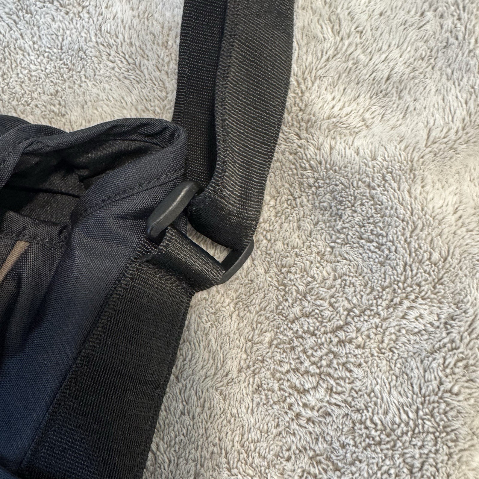 Nike Sportswear Essentials Messenger Bag (15L) Black Ironstone Shoulder Strap