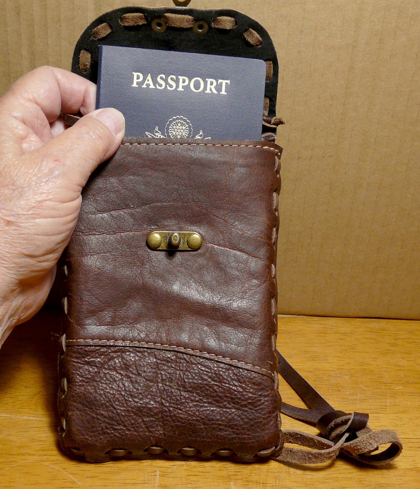 PASSPORT CROSSBODY/NECK POUCH_LIGHTLY DISTRESSED LEATHER_WATER BUFFALO_262946-02