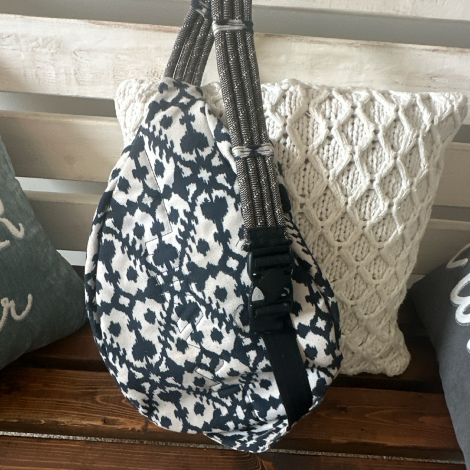 KAVU Blue White Geometric Crossbody Sling Bag Adjustable Strap Zipper Buckle