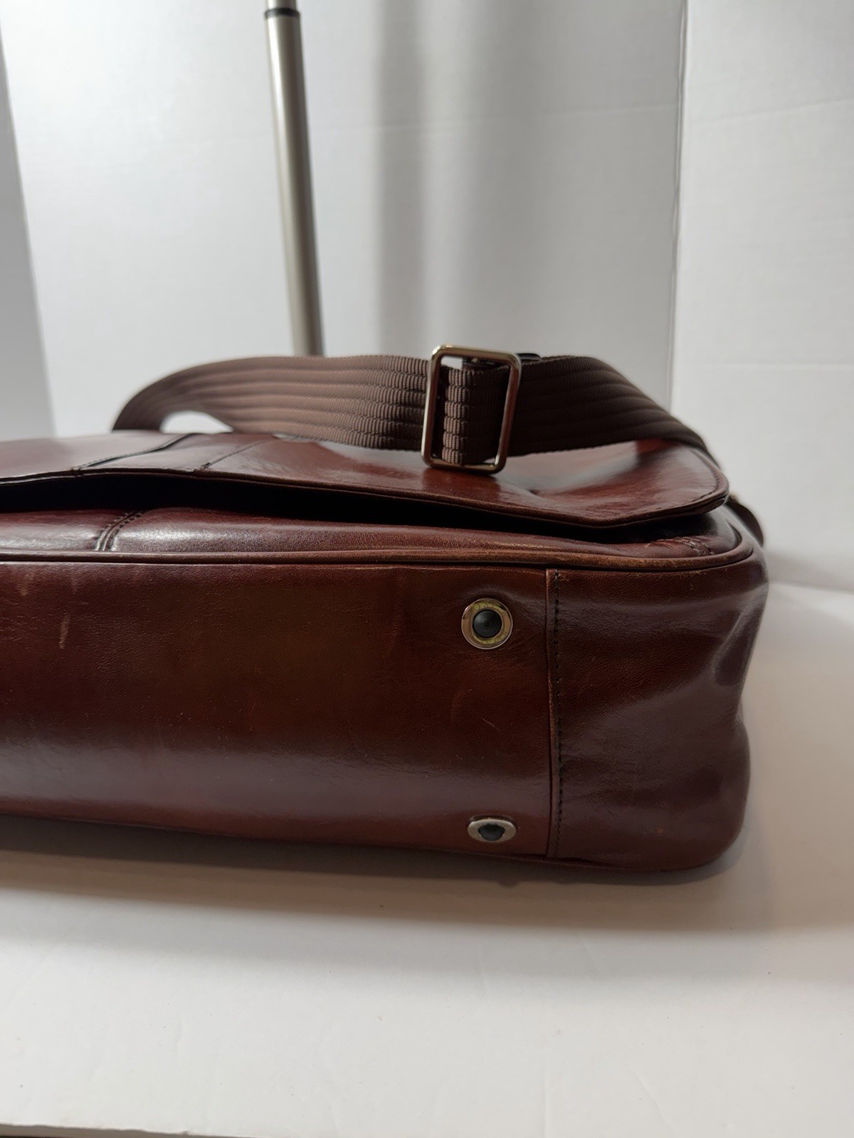 Bosca Brown Messenger Bag Magnetic Men Inner Pockets Adjustable Strap Casual