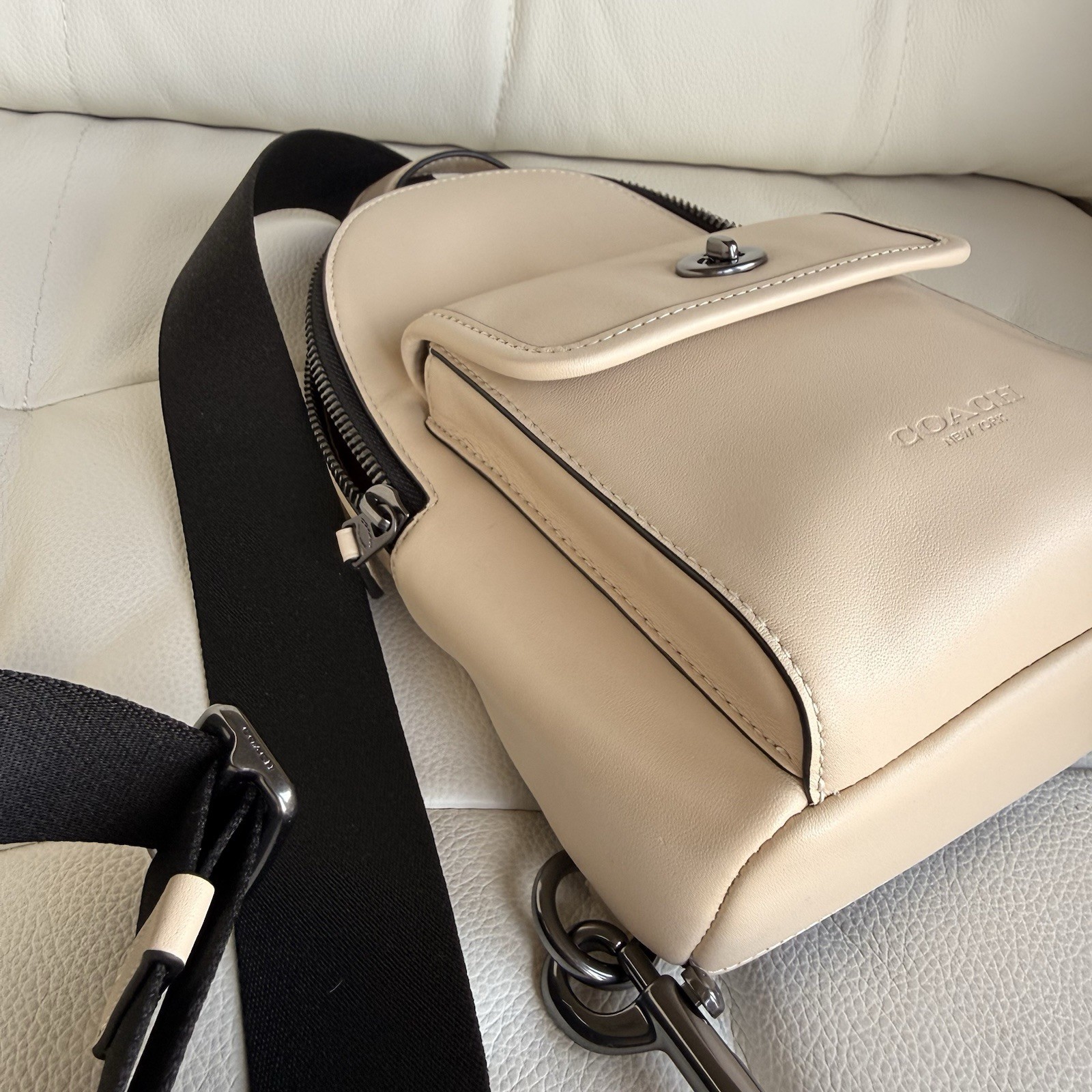 NWT COACH MEN’S Small Turnlock Sling Pack Bag Gunmetal/Ivory Calf Leather CAJ28