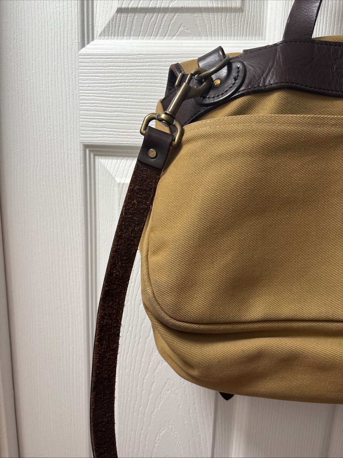 Filson Rugged Twill Field Bag | Medium – 14L | Tan