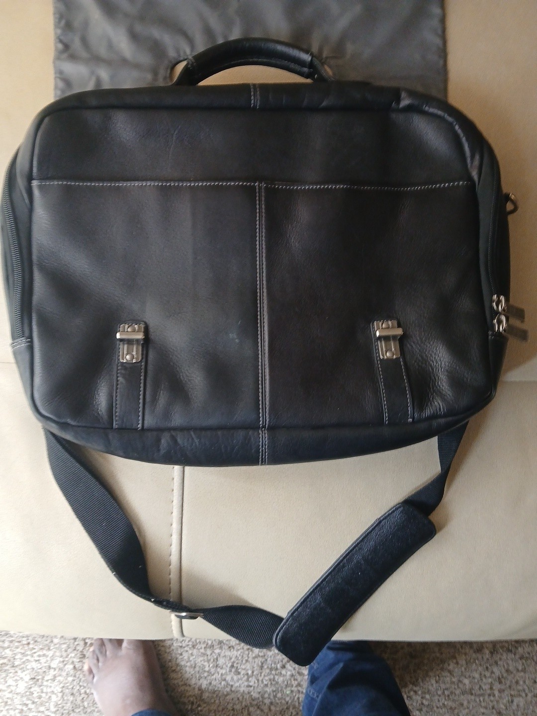 Kenneth Cole Reaction Black Leather Laptop Bag w/adjustable shoulder Strap