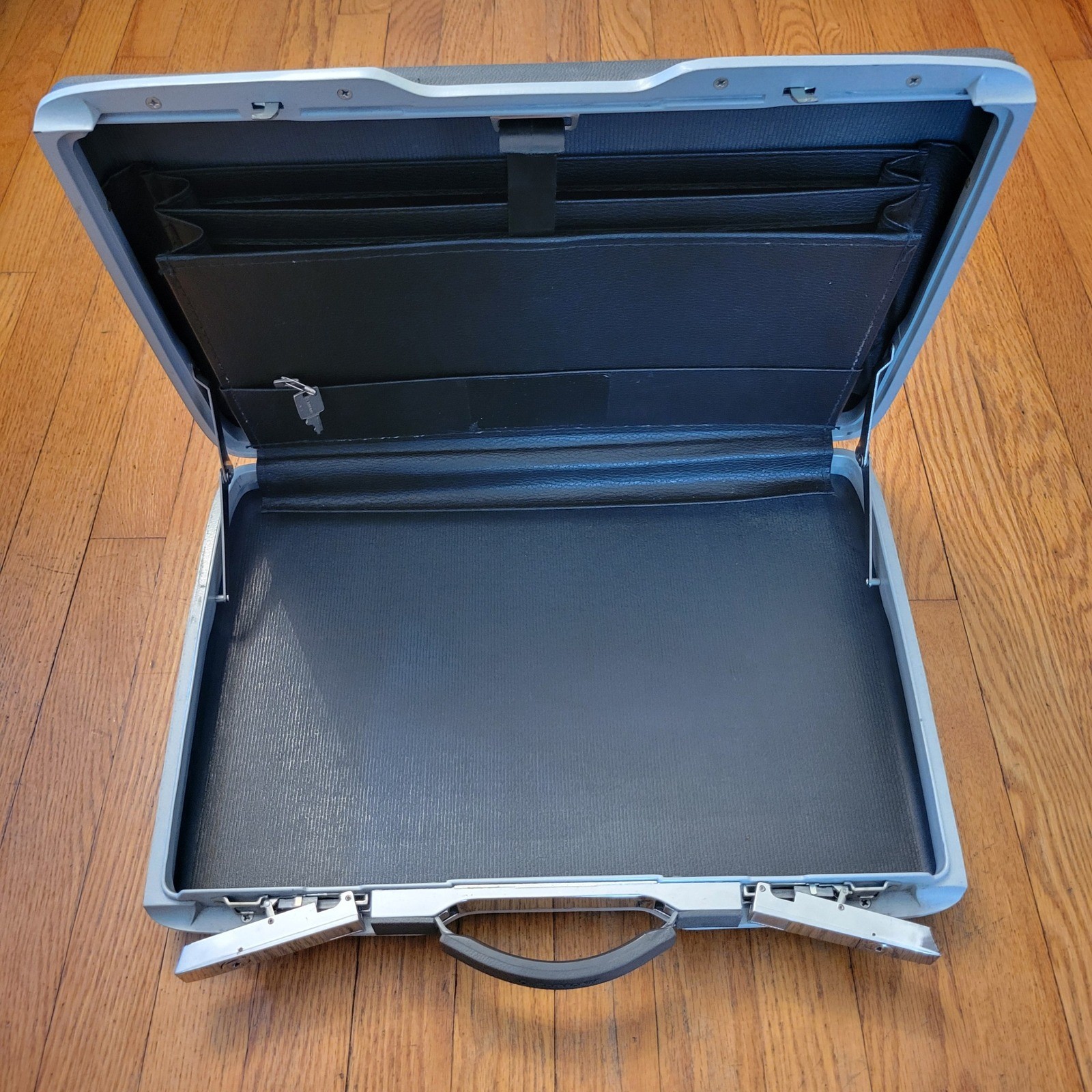 Samsonite 18″ Briefcase Black Hard Shell Slim Travel Keys VINTAGE Business Man
