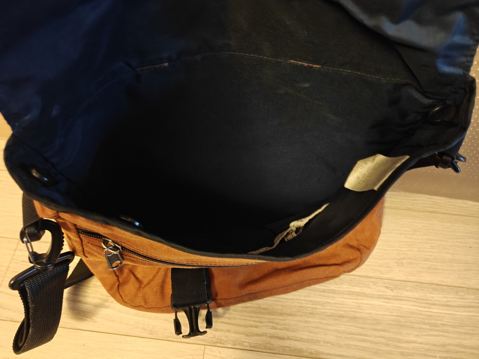 Tom Bihn Medium Cafe Makers Bag Crossbody Burnt Orange Absolute Strap Few Marks