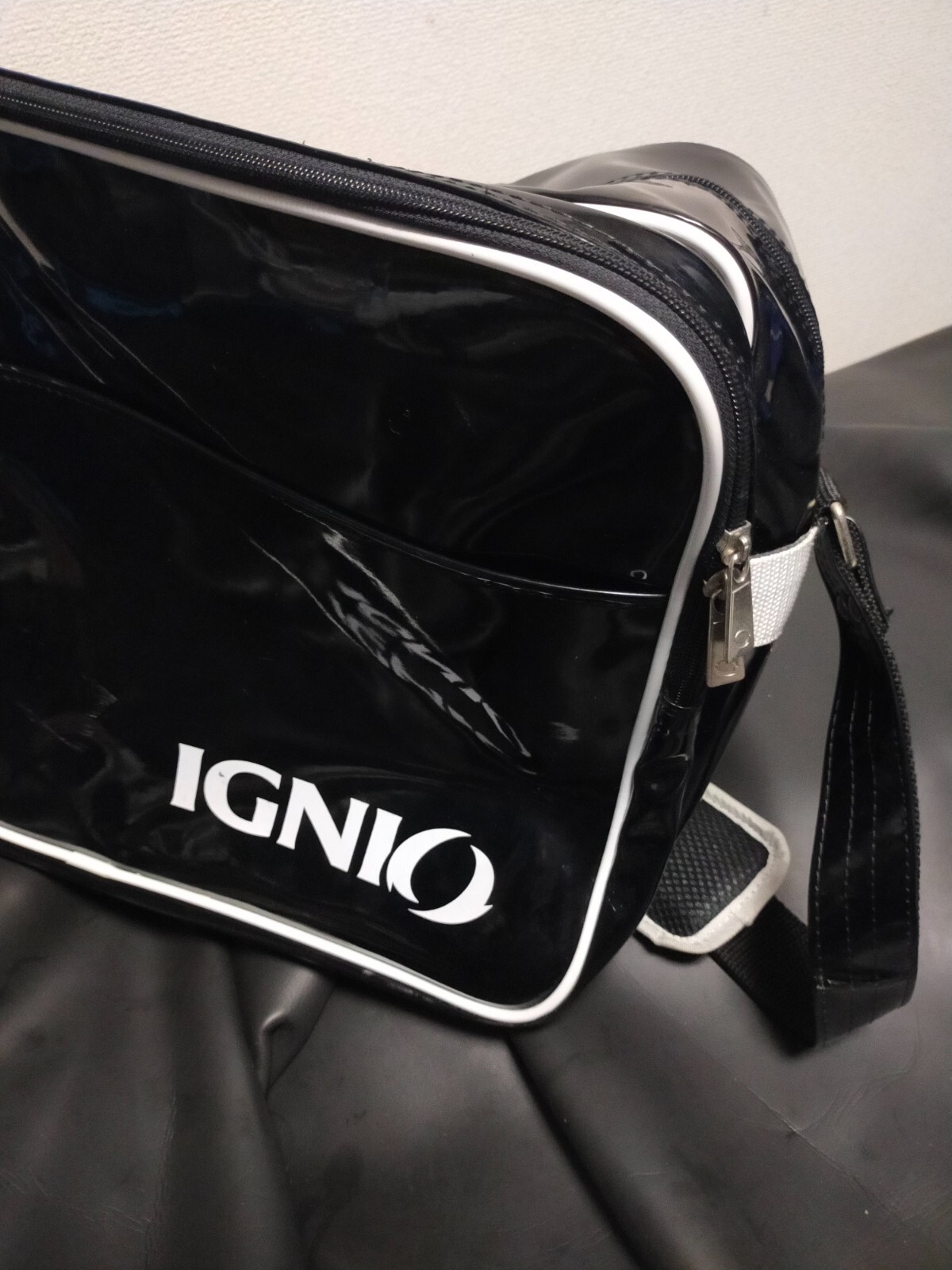Glossy black enameled bag shiny thick vinyl outside IGNIO sports