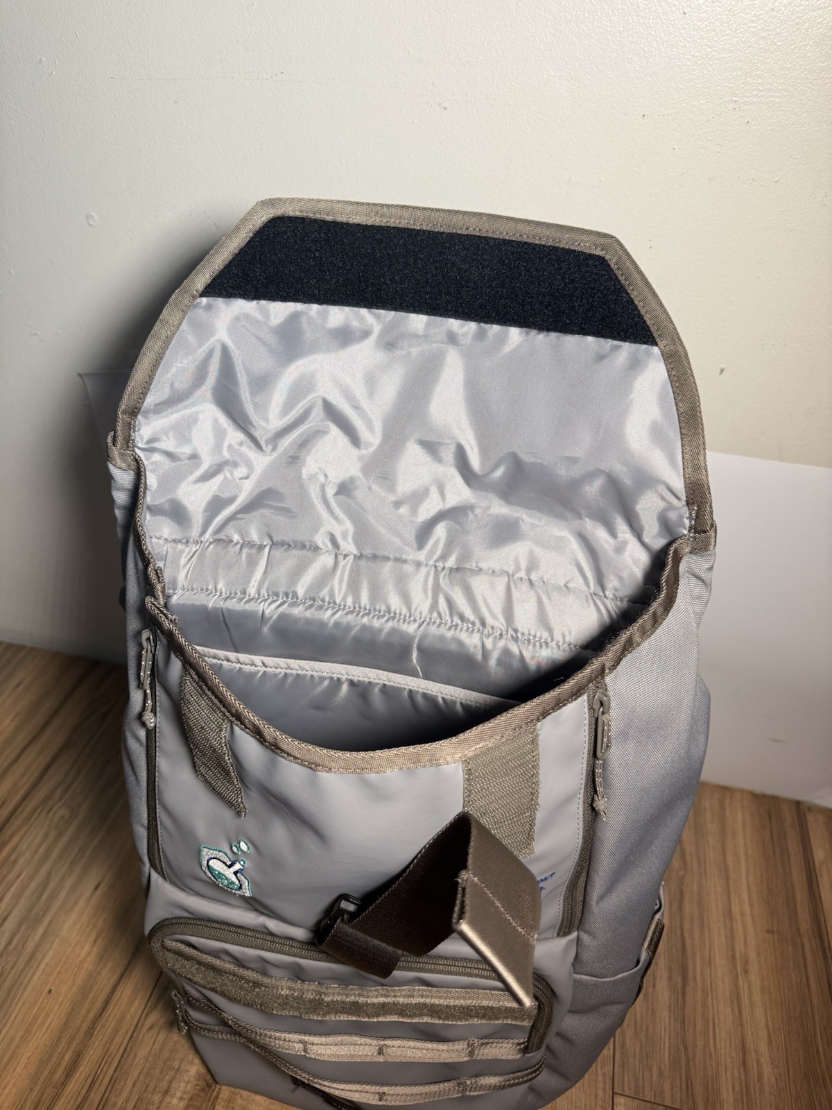Timbuk2 Spire 2.0 23L Backpack Bike Commuter Bag with Laptop Sleeve Gray