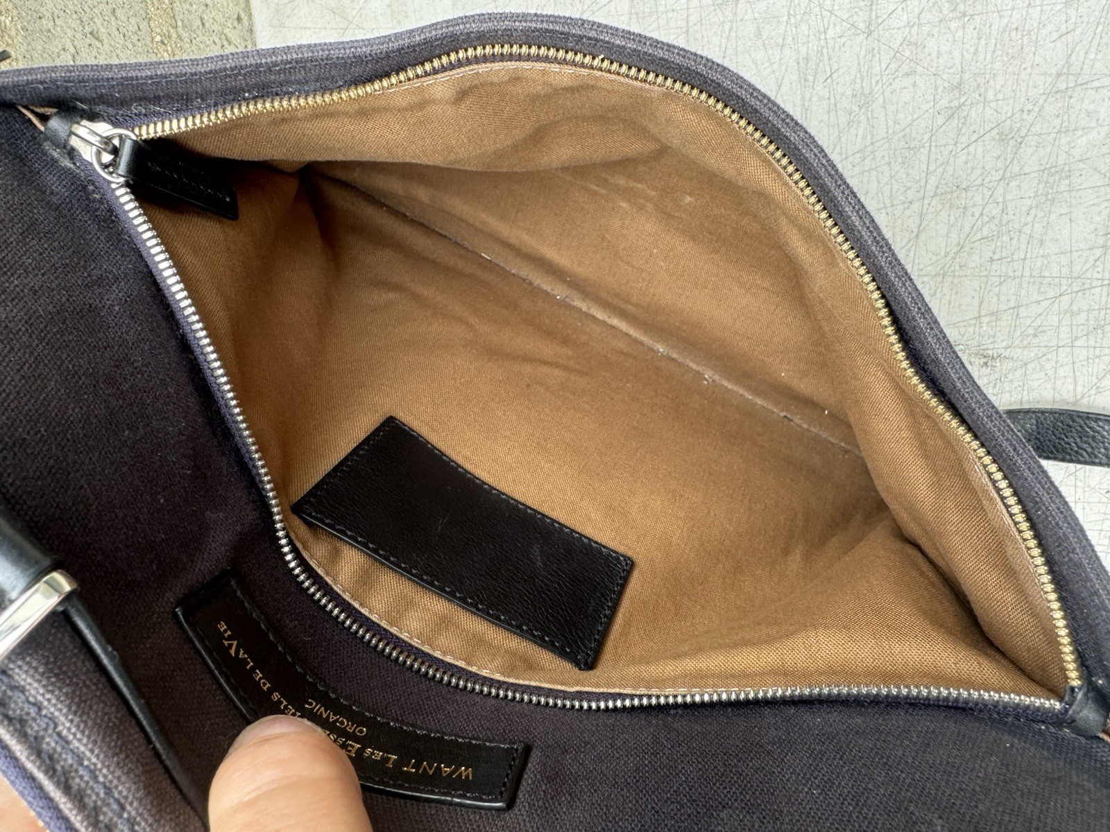 WANT Les Essentiels De La Vie Organic Heathrow Commuter Messenger Bag Black used