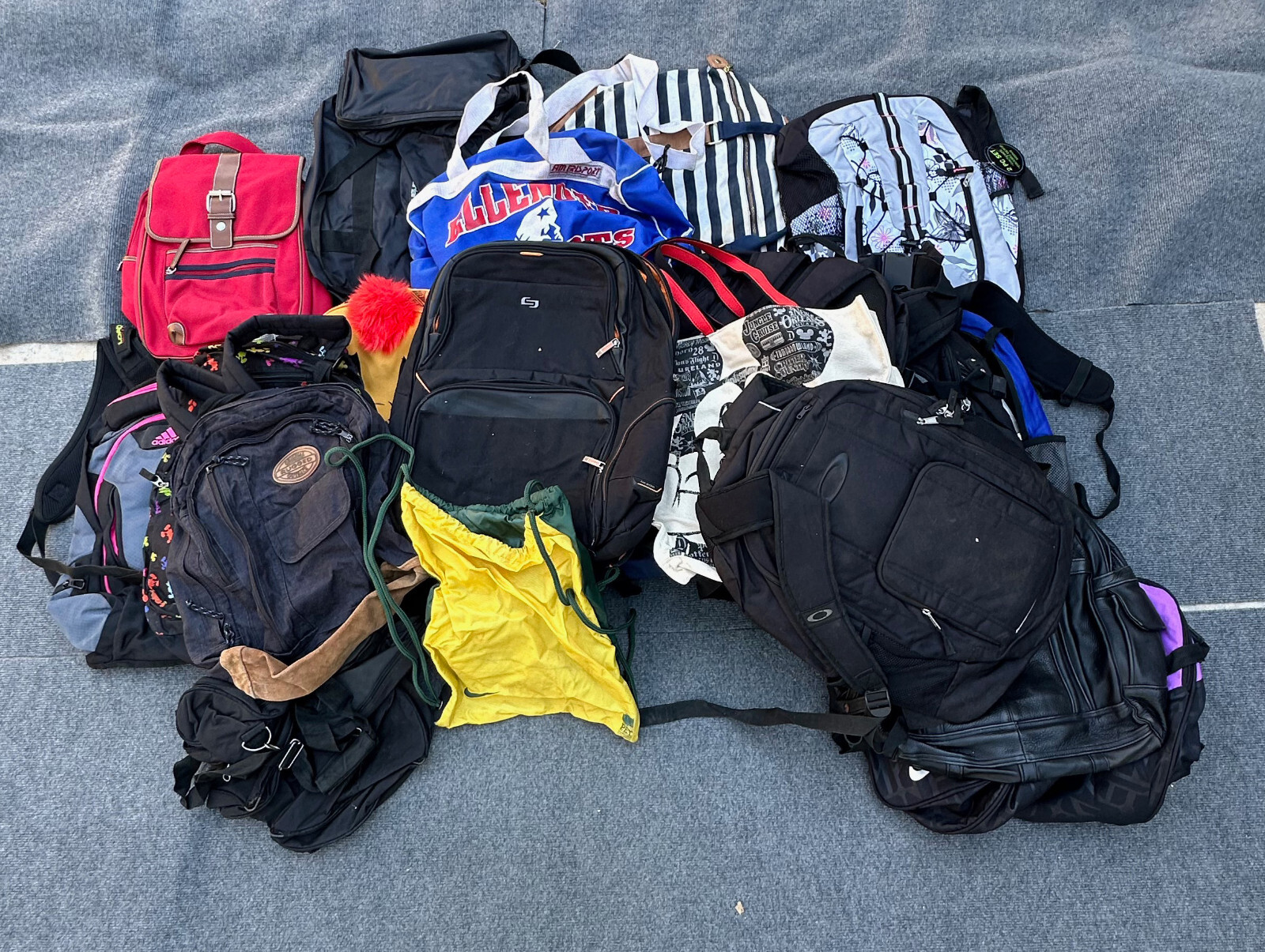 Lot of 33 Bags Backpacks Mixed Sizes.