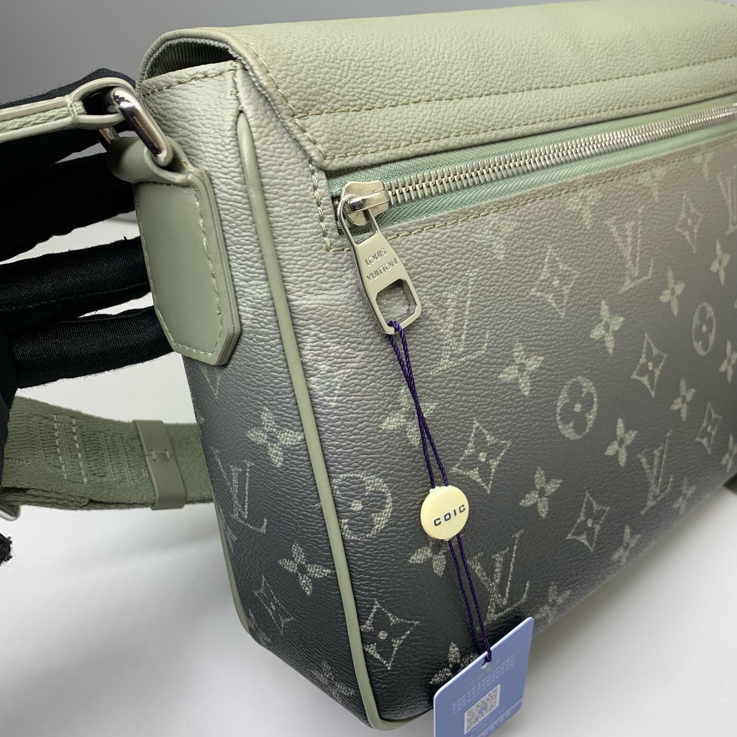 Louis Vuitton Pre-Owned Authentic DISTRICT Messenger Bag Crossbody Grey26x20x7cm