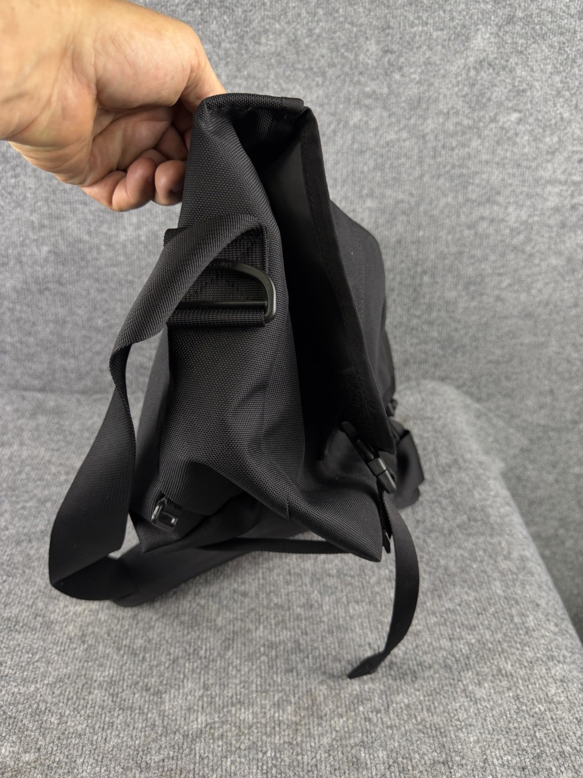 Timbuk2 Classic Messenger Bag M Black Canvas Pockets Laptop Travel Crossbody