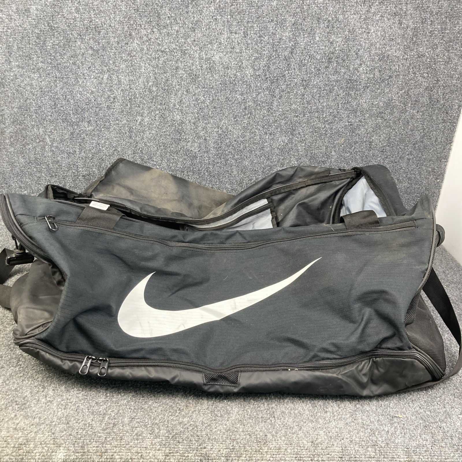 Nike Black Large 27″ Multi-Compartment Zippered Shoulder Strap Equipment Bag
