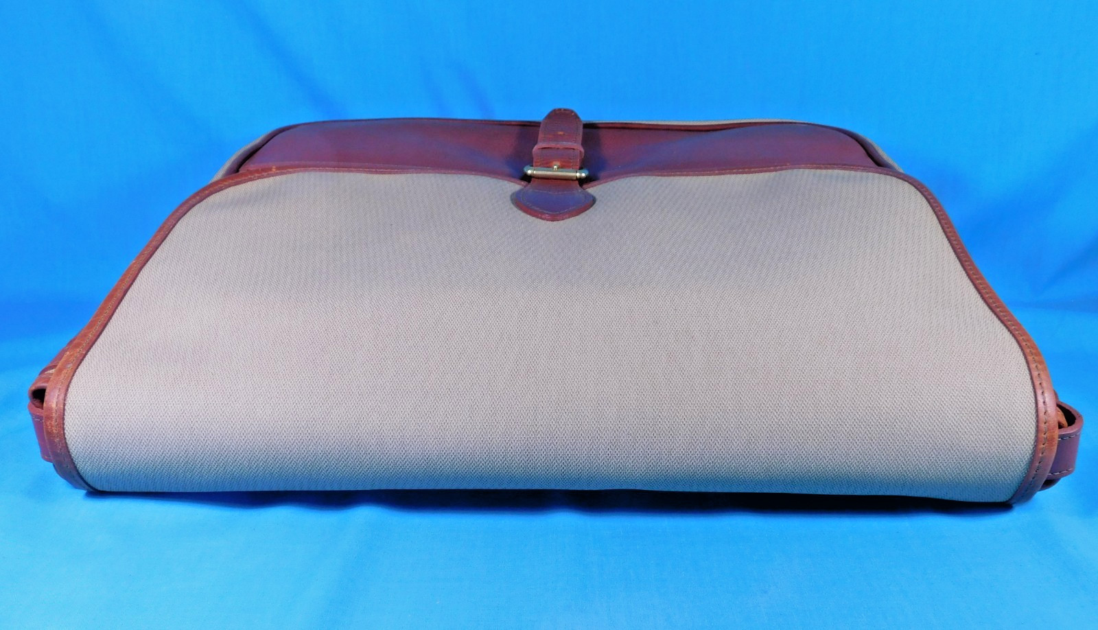 ORVIS TWO TONE LEATHER AND HEAVY CANVAS TWO TONE MESSENGER BAG NEW 16″x13″x5″