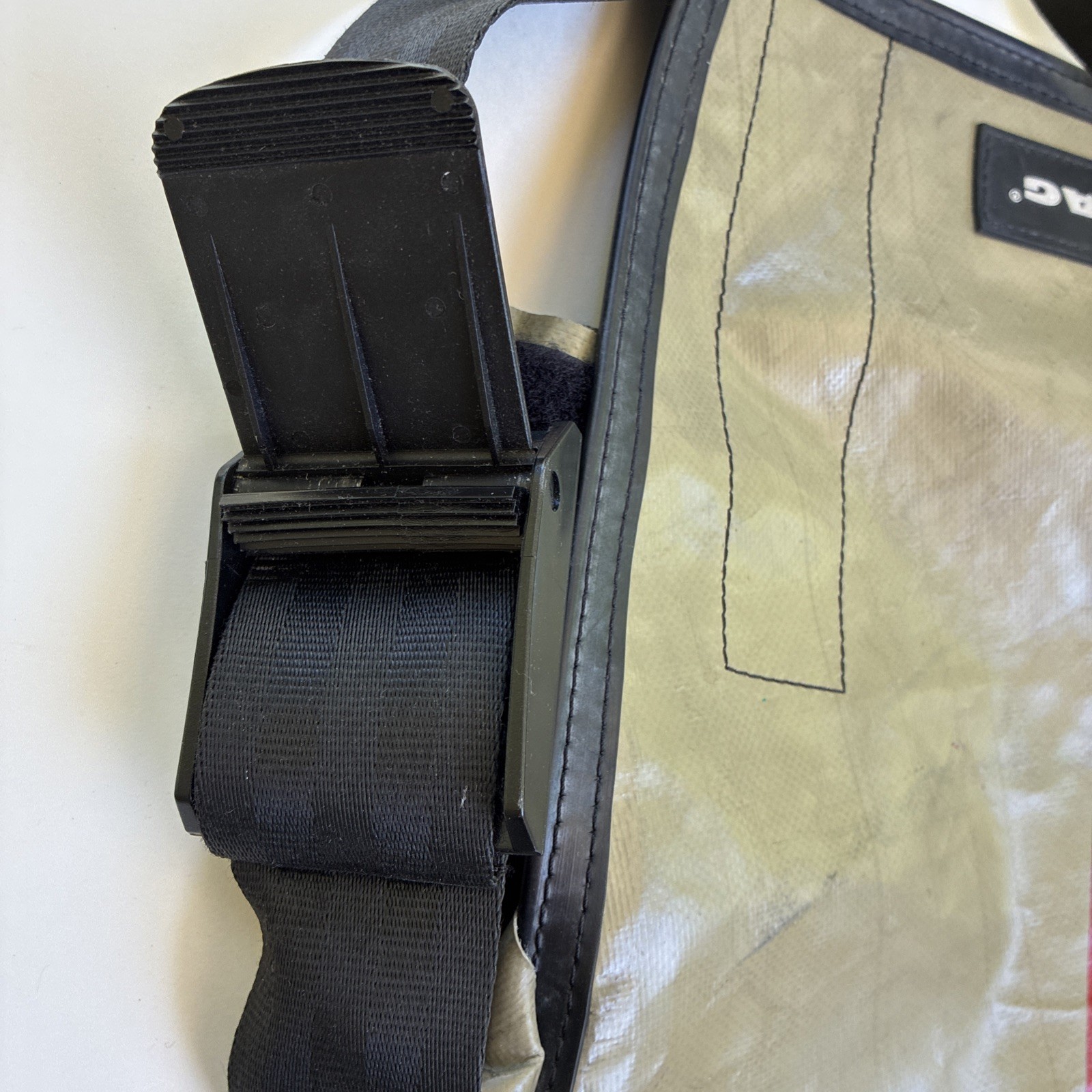 FREITAG Messenger Man Bag Beige G5.1 Greige Red Adjustable Strap Dragnet 12 x 10