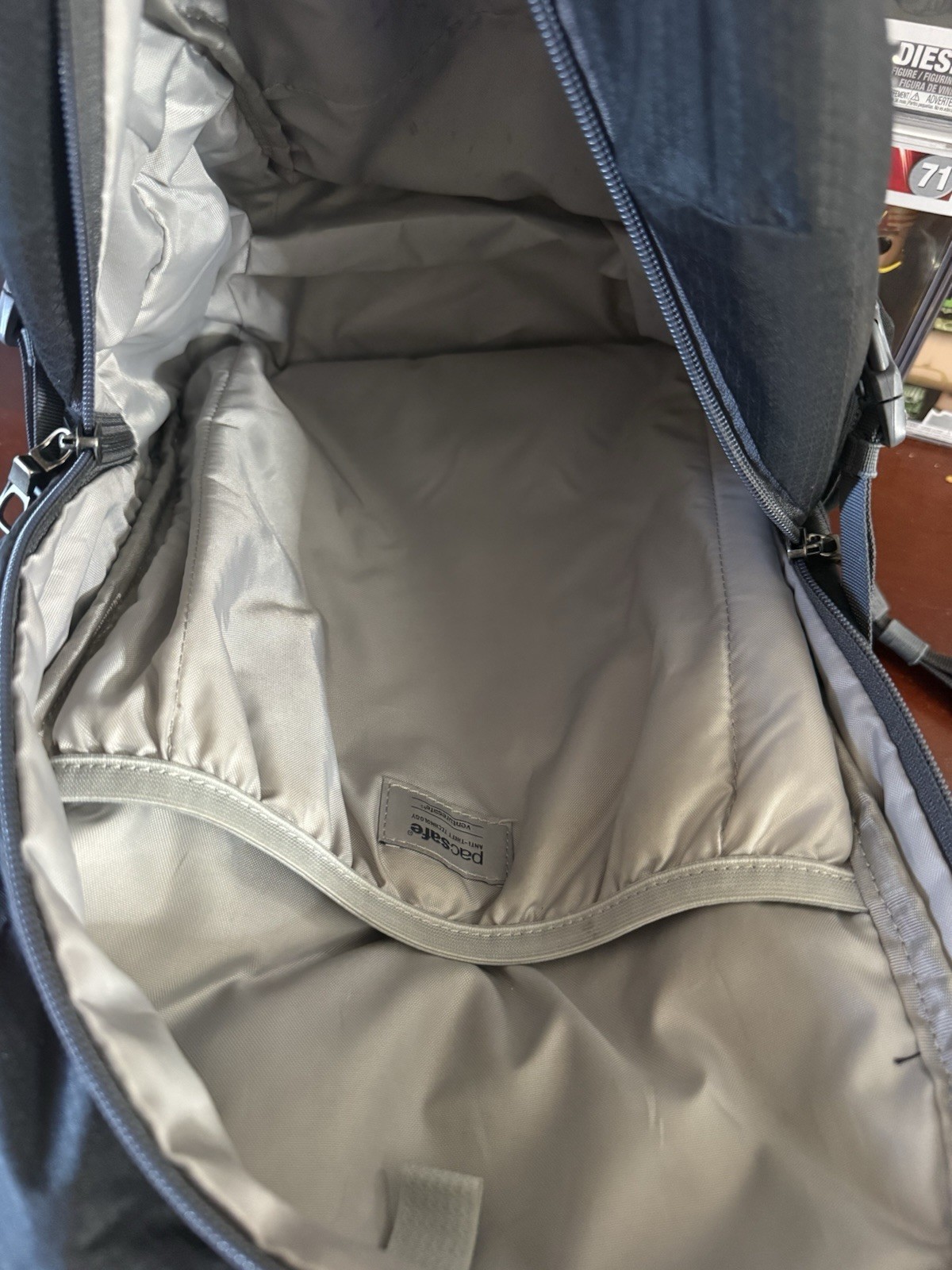 Very Good – PACSAFE Venturesafe G3 25L Backpack – Black