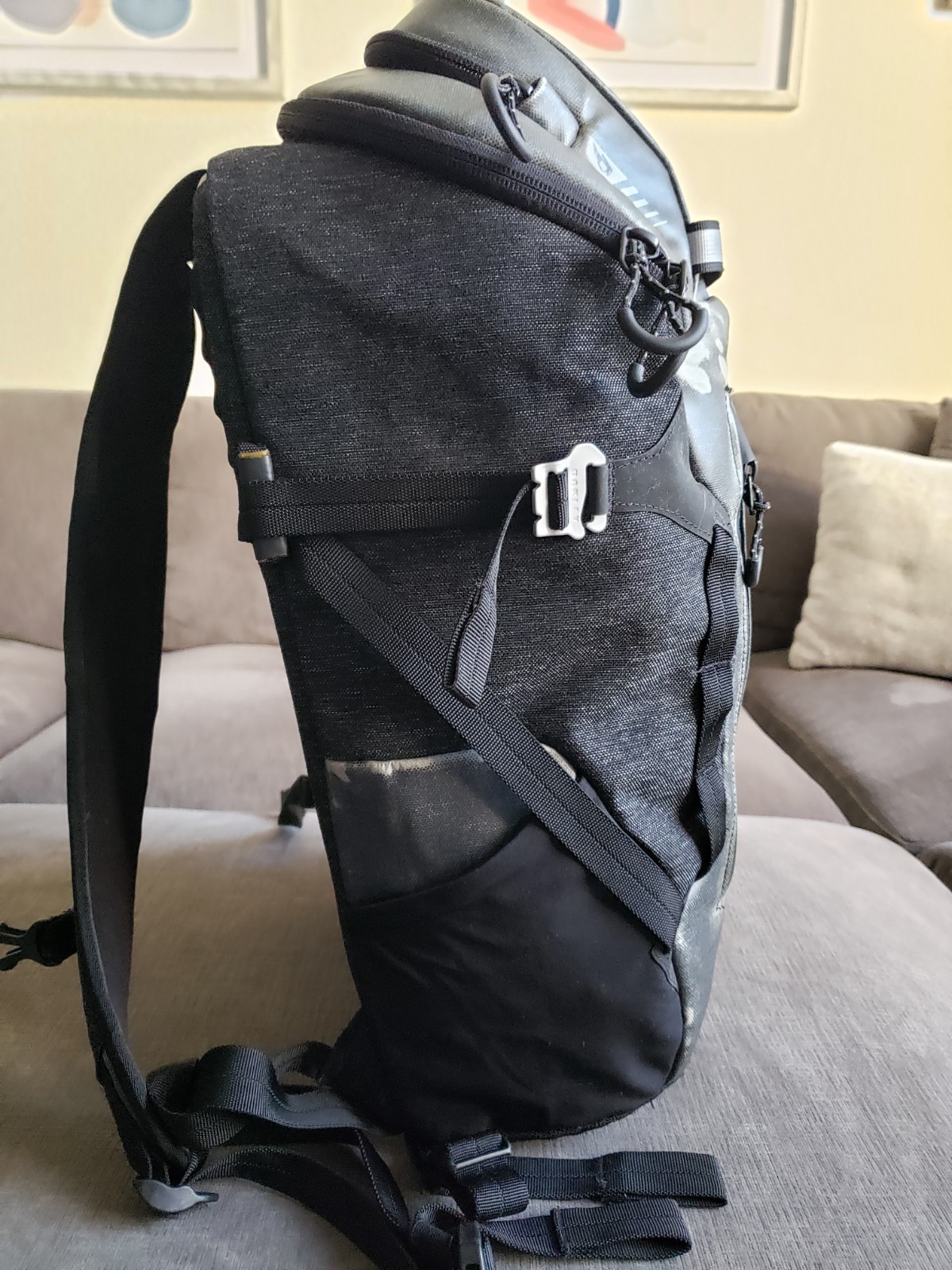 Oakley Voyage 25 Gray Black Backpack Waterproof Material – READ DESCRIPTION..