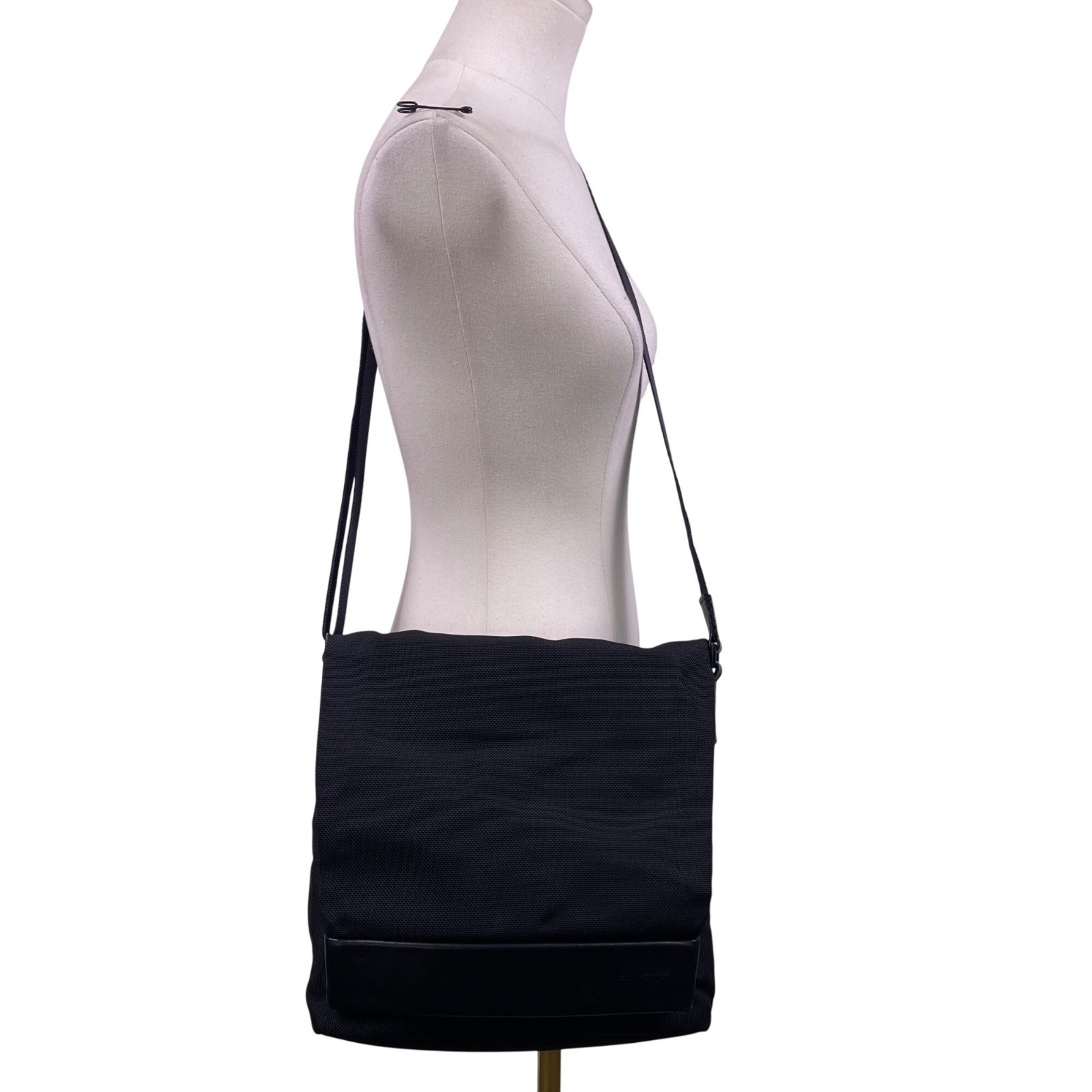 Tumi Men’s Black Fabric Adjustable Strap Durable Lined Interior Messenger Bag
