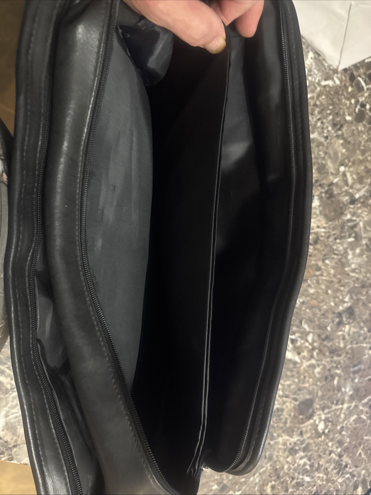 Heritage 16″ Dual Compartment Leather Bag – Black (827365)
