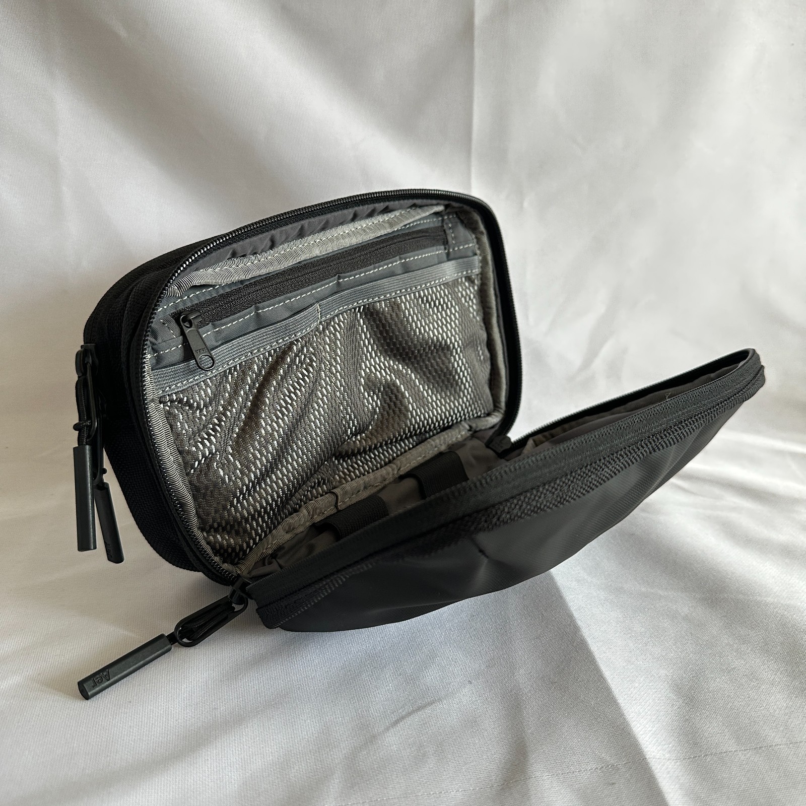 Aer Cable Kit 2 Black 1.8L Tech Organizer Travel Pouch
