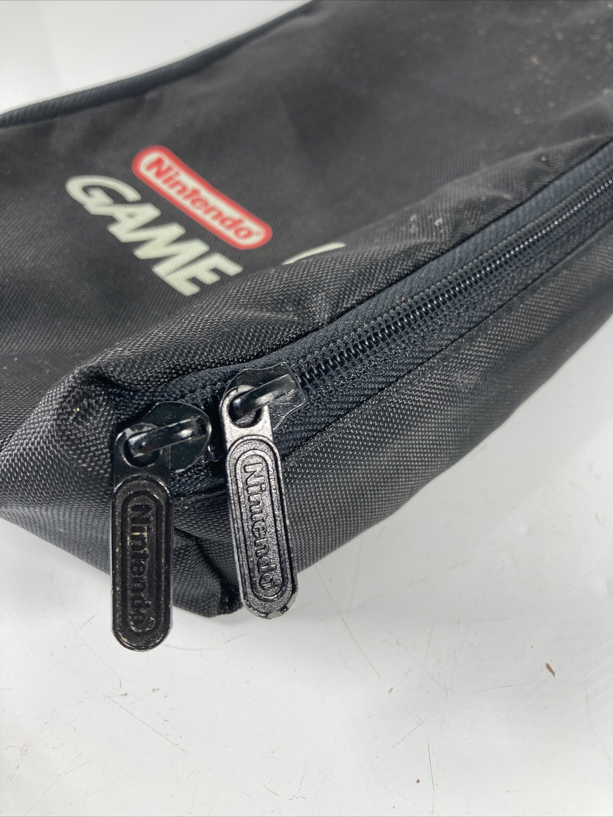 NINTENDO GAME BOY PADDED BAG IN BLACK ACROSS CHEST OVER SHOULDER Working Zipper