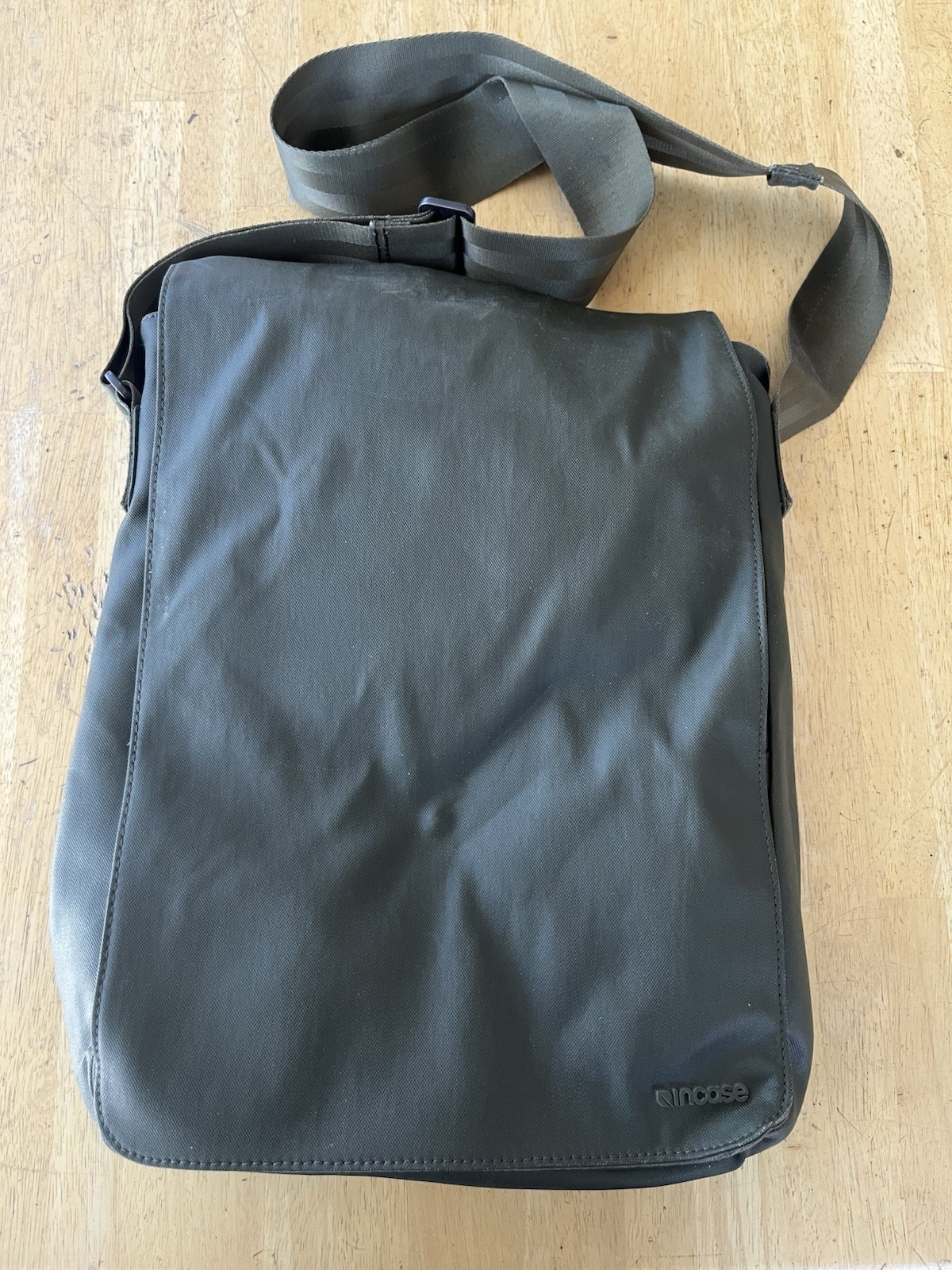 Incase Laptop Messenger Pack Bag -Fits most 17in – Olive Drab, Green, New