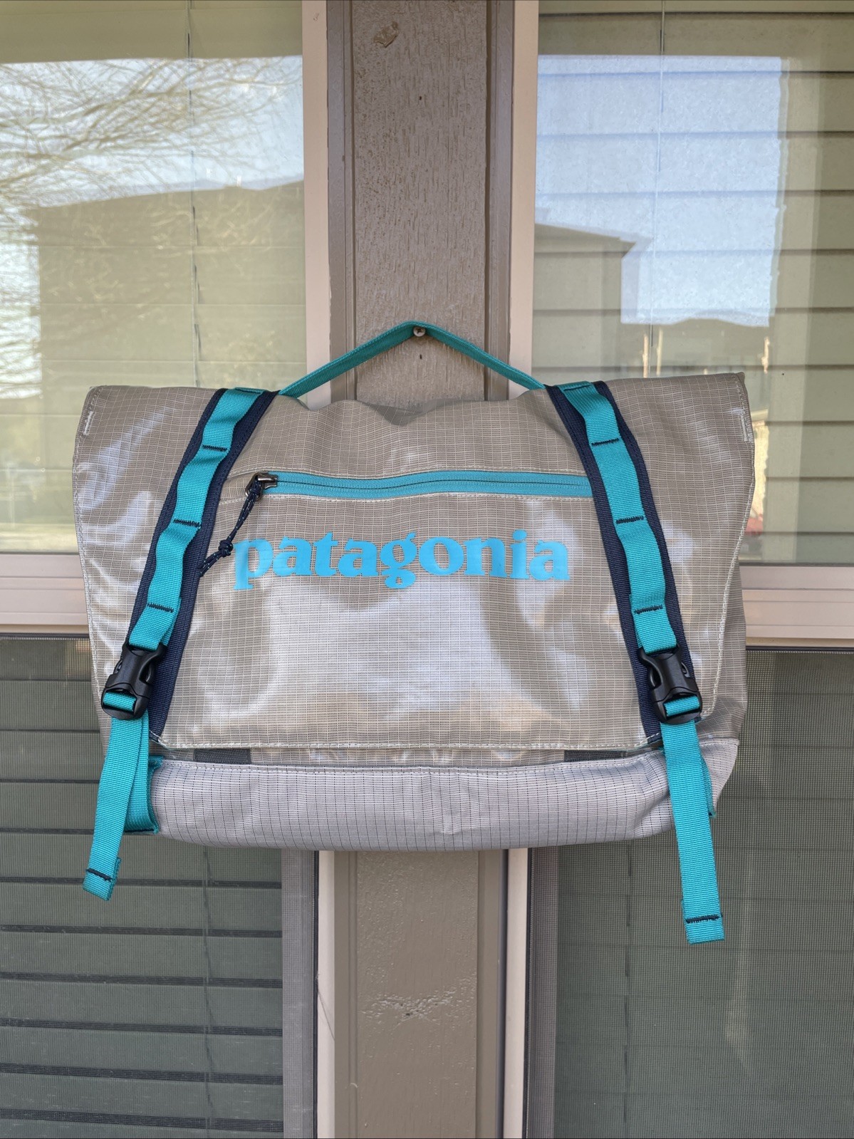 RARE Patagonia Black Hole Messenger 12L Bag Grey Turquoise Green Laptop 49321