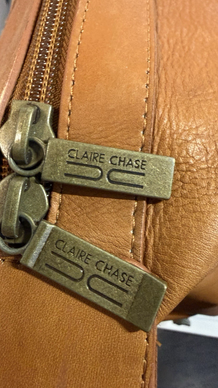 CLAIRE CHASE 22” Authentic Tan Leather Duffle Bag Travel Bag Made in Colombia