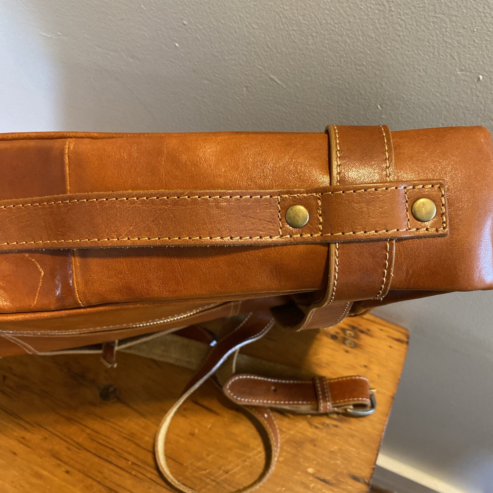 T NOBILE Cognac Leather Straps Laptop Large Messenger Bag Purse ITALY EUC