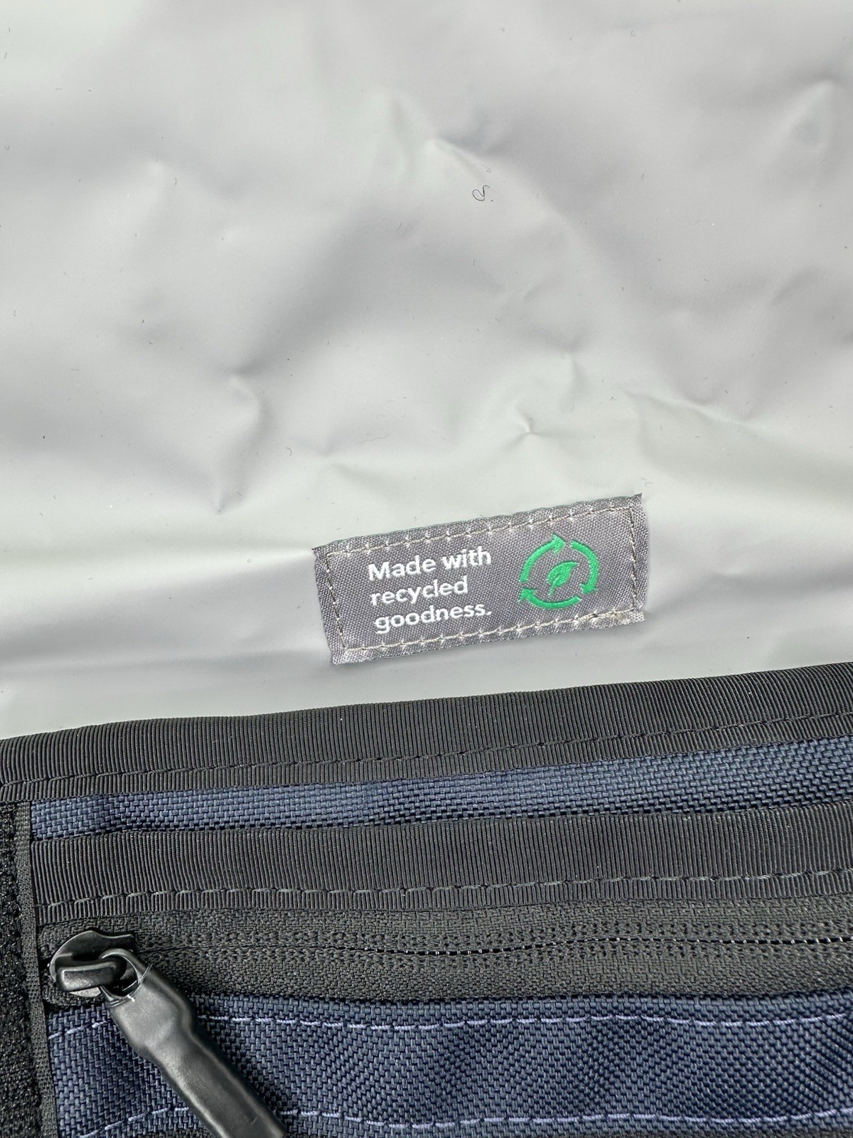 NEW TIMBUK2 CLASSIC MESSANGER BAG CROSSBODY LAPTOP BAG BLUE NAVY BLACK NWT