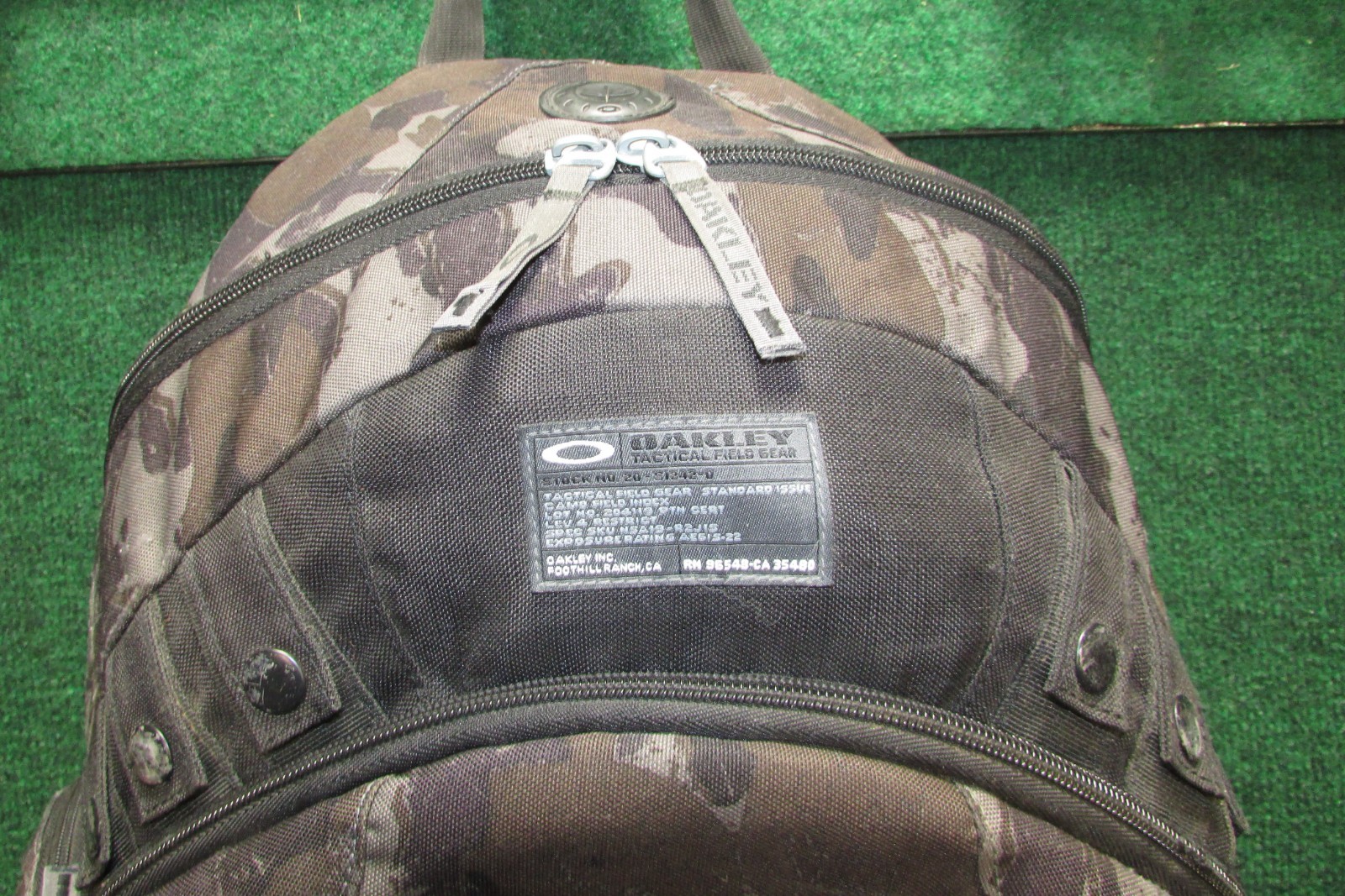 Oakley RN 96548 CA 35460 Kitchen Sink Heavy Duty Backpack – Black/Grey Camo