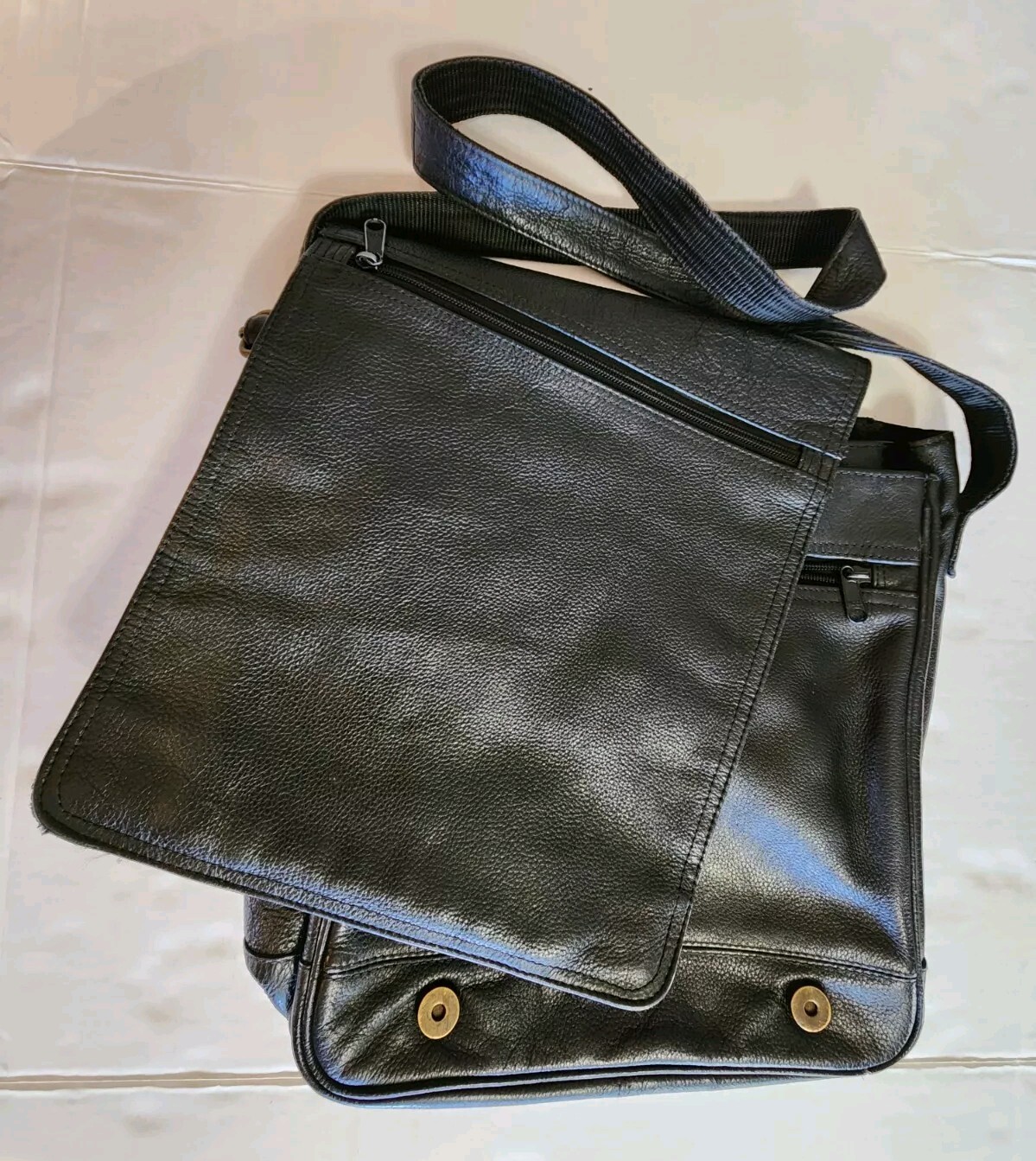 Vintage Wilsons Black Leather Messenger Bag Crossbody Strap Flap Close 12x12x5