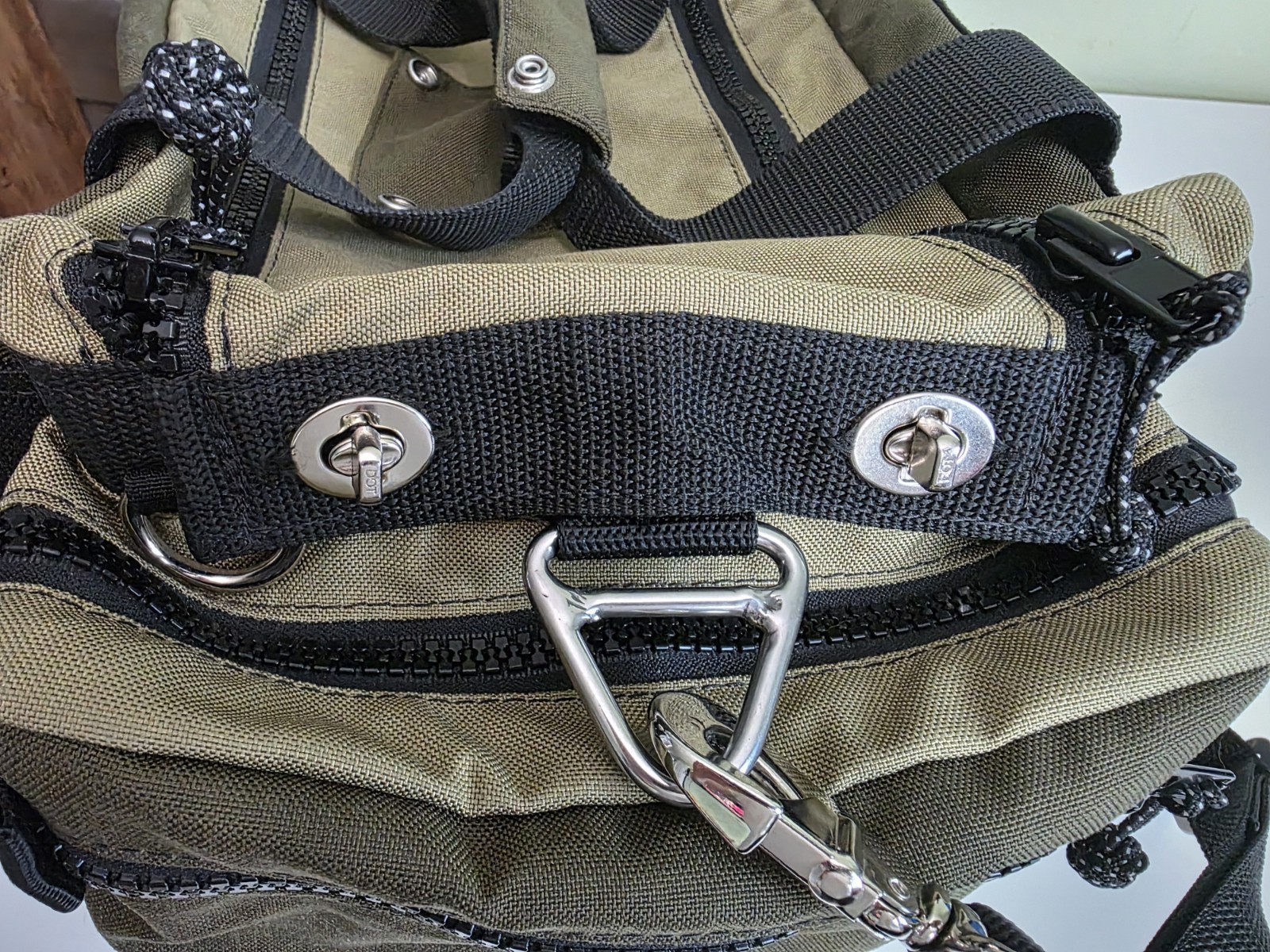 Red Oxx Safari-Beanos Bag PR5 – Olive Green- Medium Duffel with Claw Strap – USA