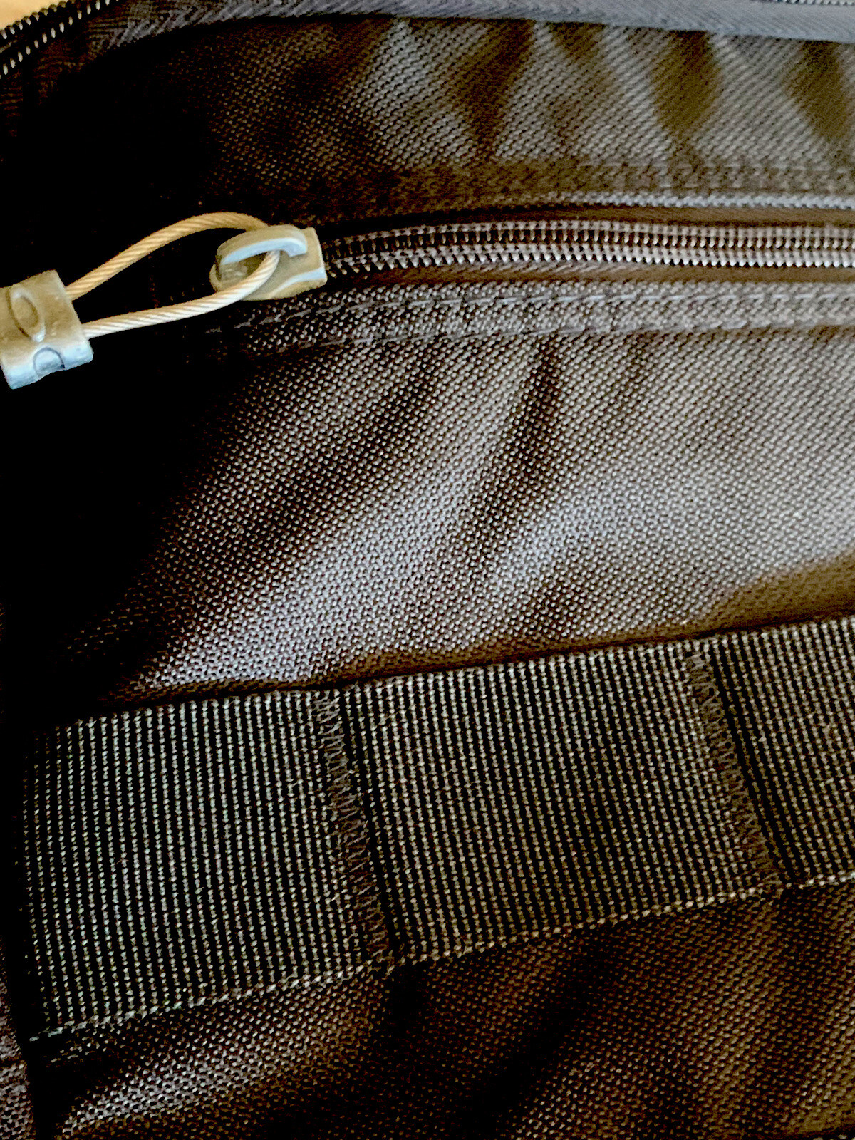 OAKLEY COMPUTER / LAPTOP CROSS BODY BAG HANDBAG MULTIPLE POCKETS ADJACTABLE STR