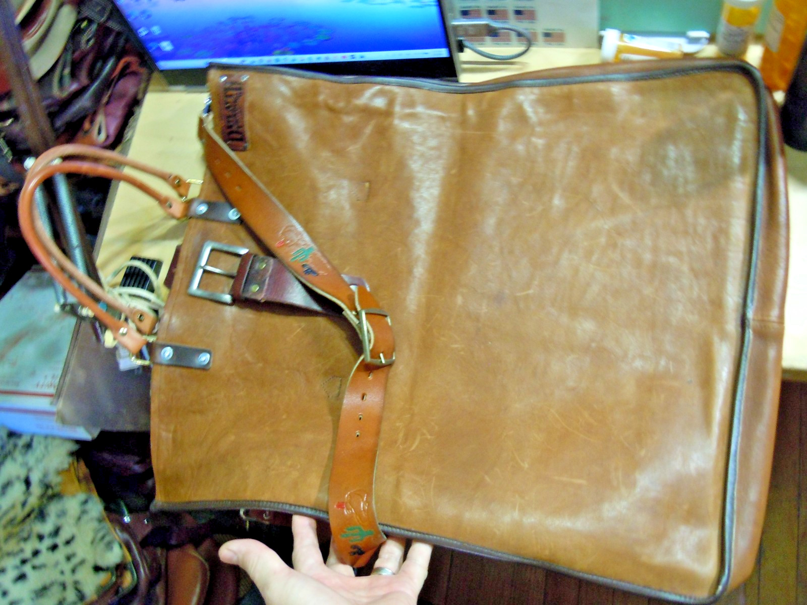 vintage Duluth Trading Co Leather City collection XXL Bag Brown Zipper Shoulder