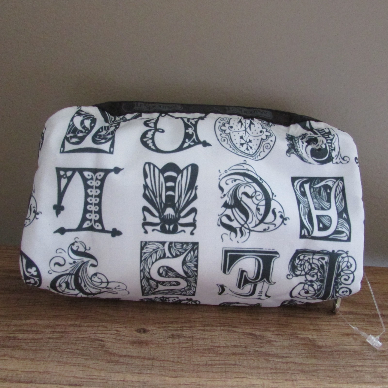 Vintage LeSportsac Zip Pouch white Black Travel Bag Cosmetic Case 6.5”x4x2-nwot