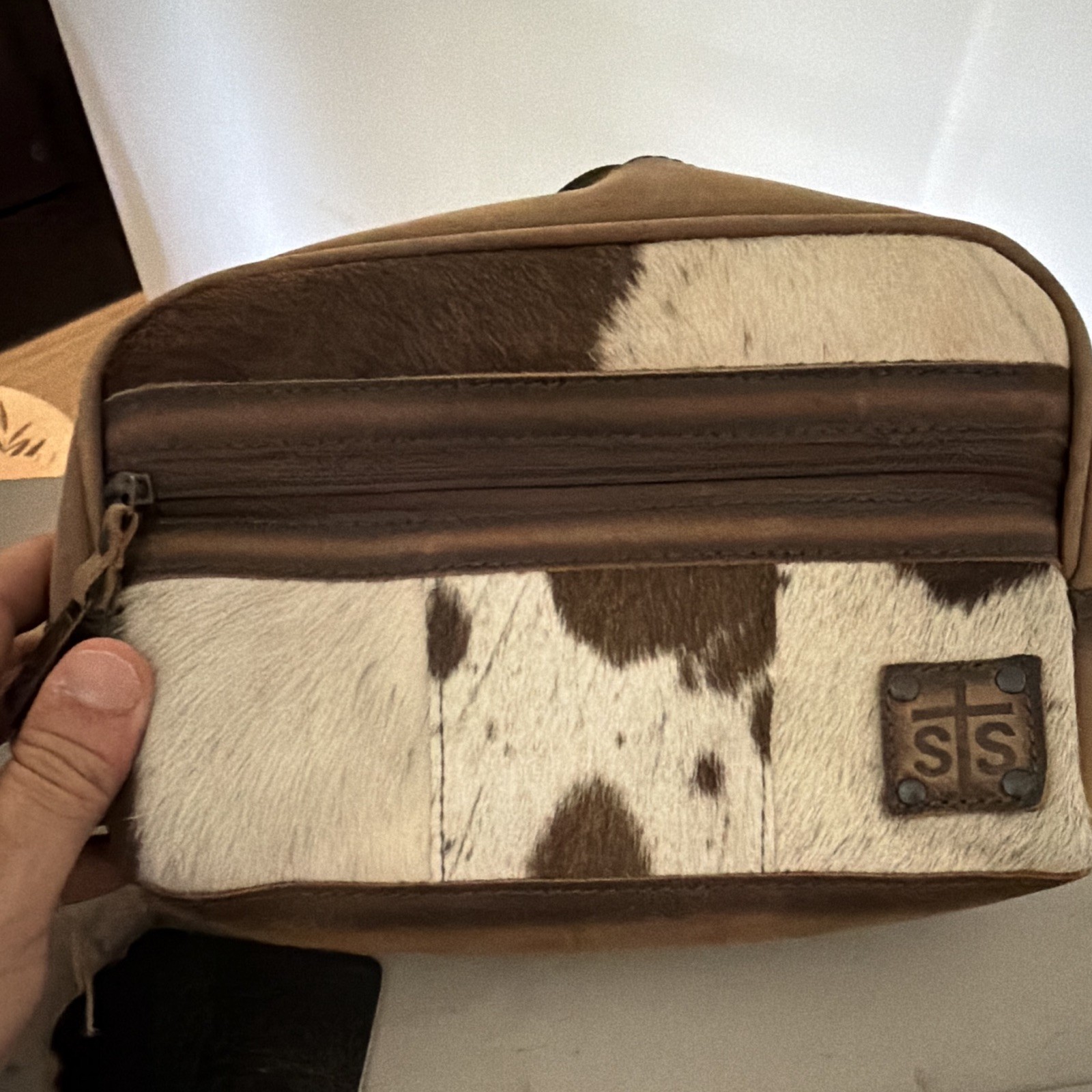 Brown & White Cowhide Animal Print Zip Toiletry Dopp Bag Small Unisex Top ￼