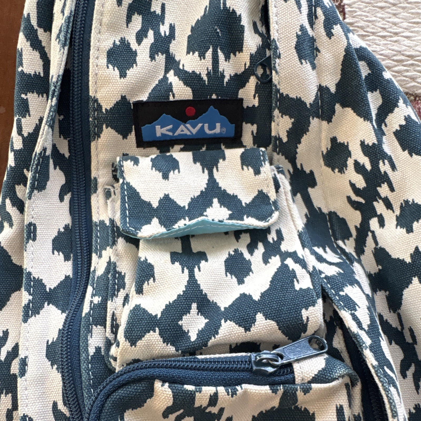 KAVU Rope Sling Bag Crossbody Shoulder Canvas Ivory/Blue Geometric Print