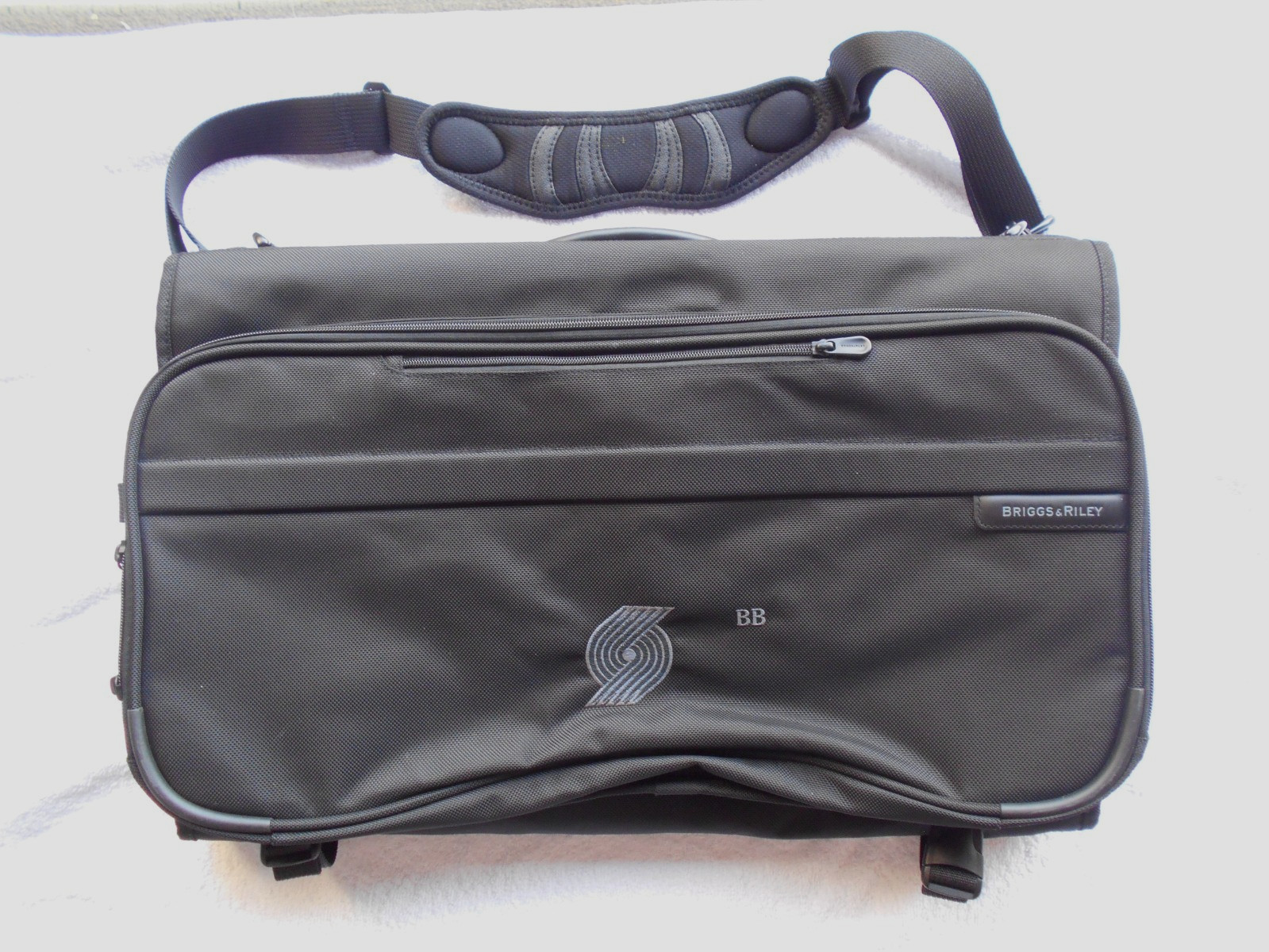 BRIGGS & RILEY 375-4 BASELINE 22″ NBA TRAILBLAZERS TRI-FOLD GARMENT BAG