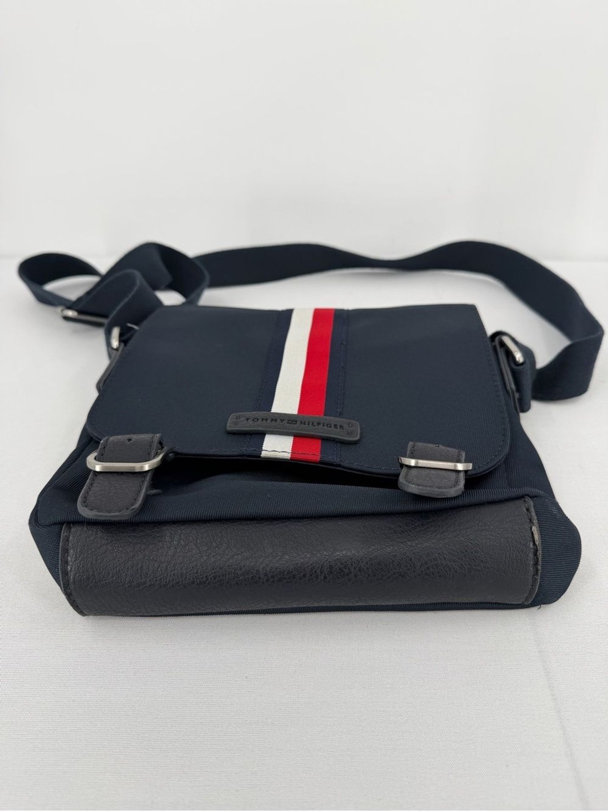 Tommy Hilfiger Men’s Navy Messenger crossbody Bag Travel everyday work casual