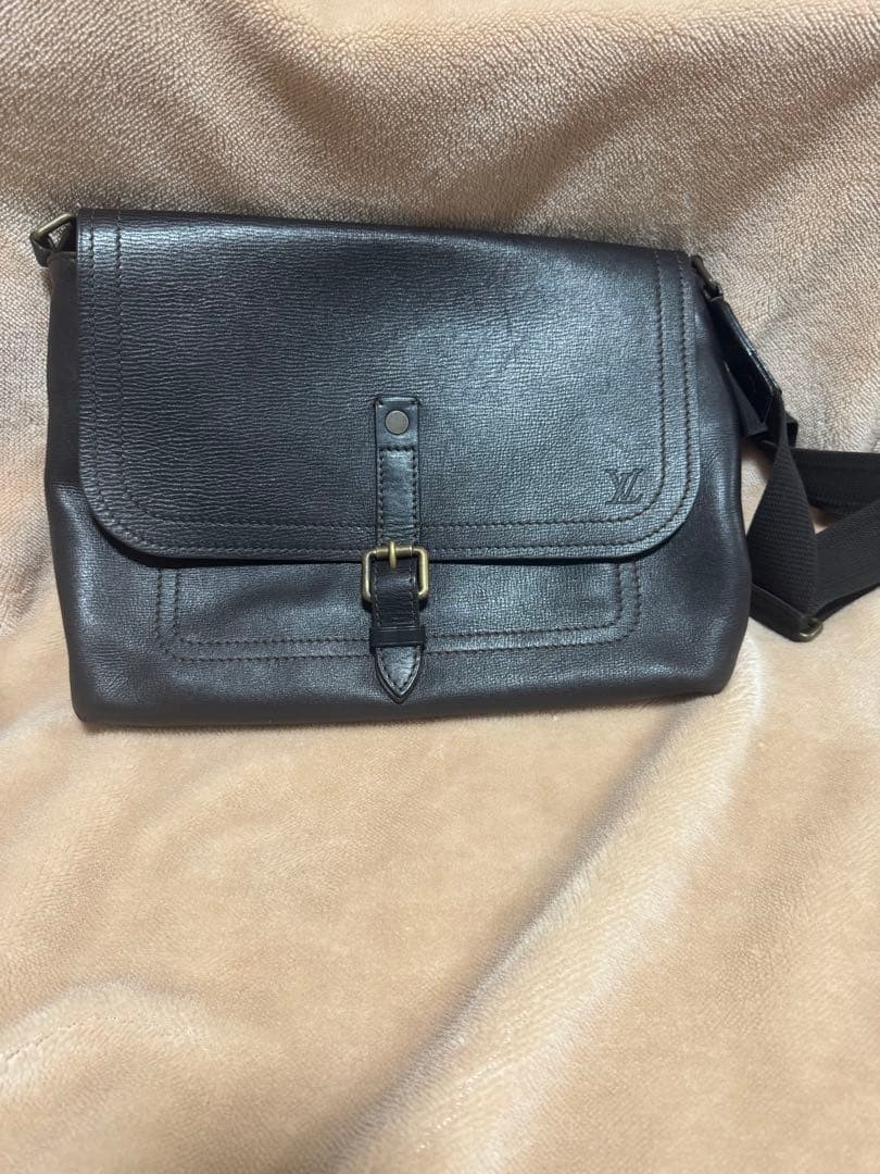 Louis Vuitton Black Leather Crossbody Messenger Bag Men Size 34cm VIN