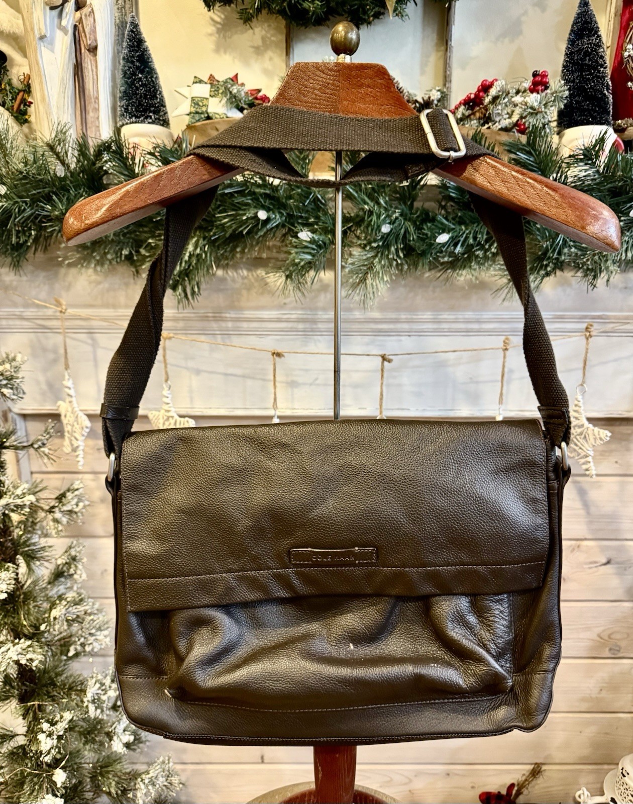 Cole Haan Men’s Leather Messenger Bag In Very Good Condition Pre-Owned.