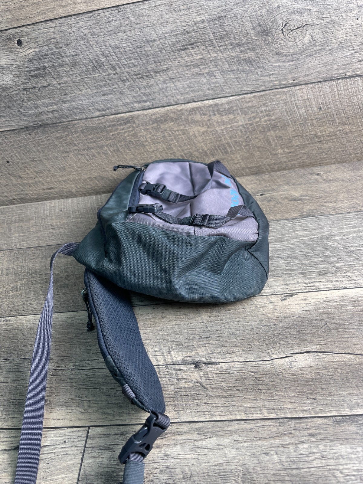 Patagonia Bag Atom Sling Pack Green Gray Zip Inner Pocket Adjustable Crossbody