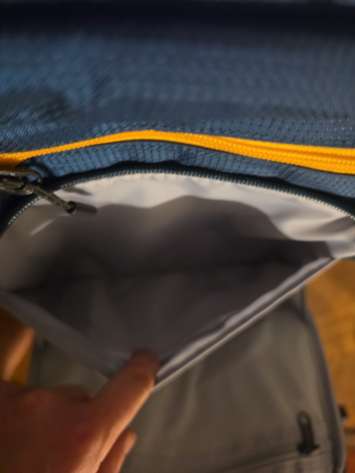 High Siera Travel Backpack, 2-Inch Expansion, WetPak Pockets, 20″ Laptop Slot