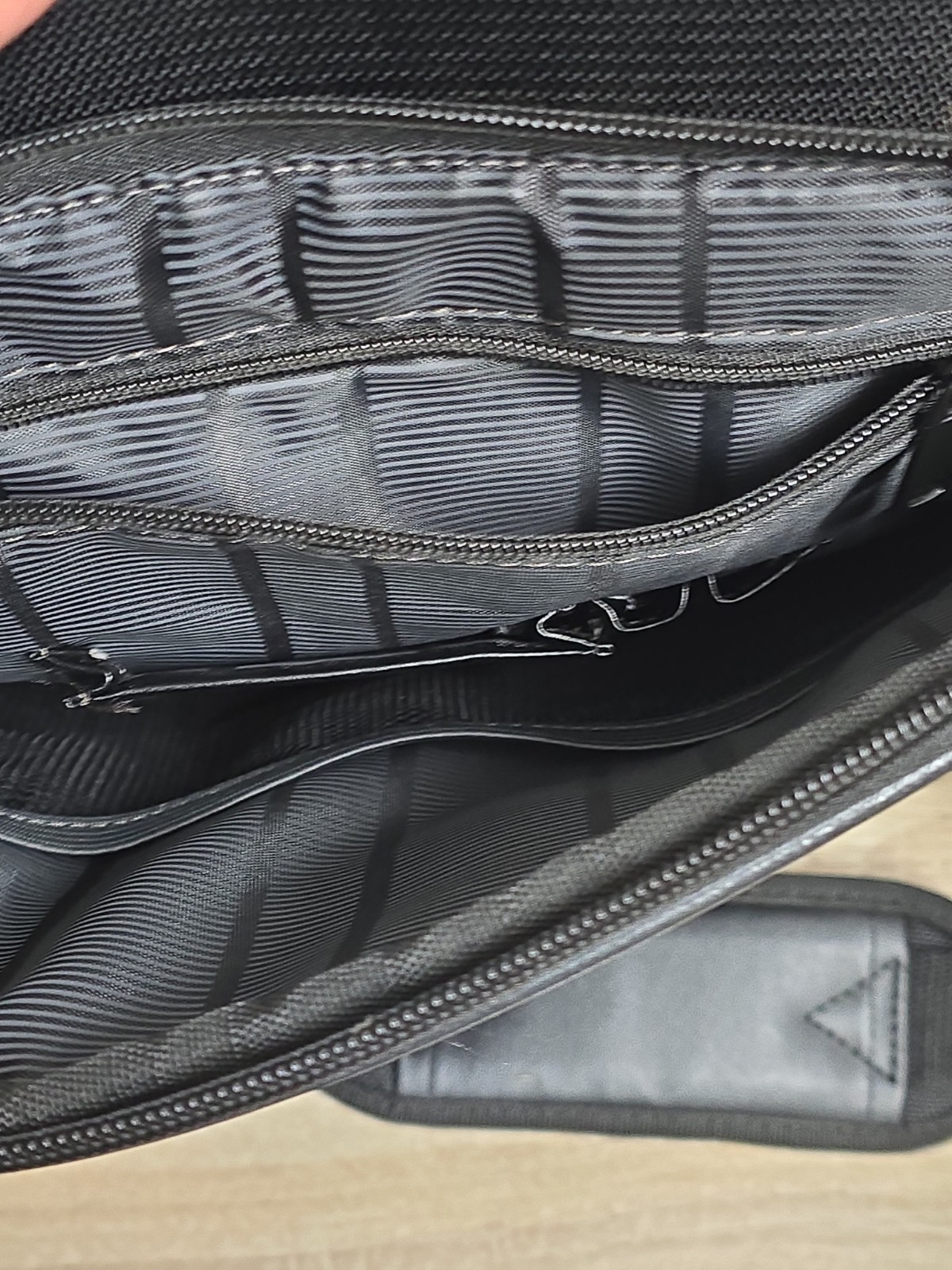 Kenneth Cole Reaction Black Tablet Travel Crossbody Organizer Bag Shoulder Purse