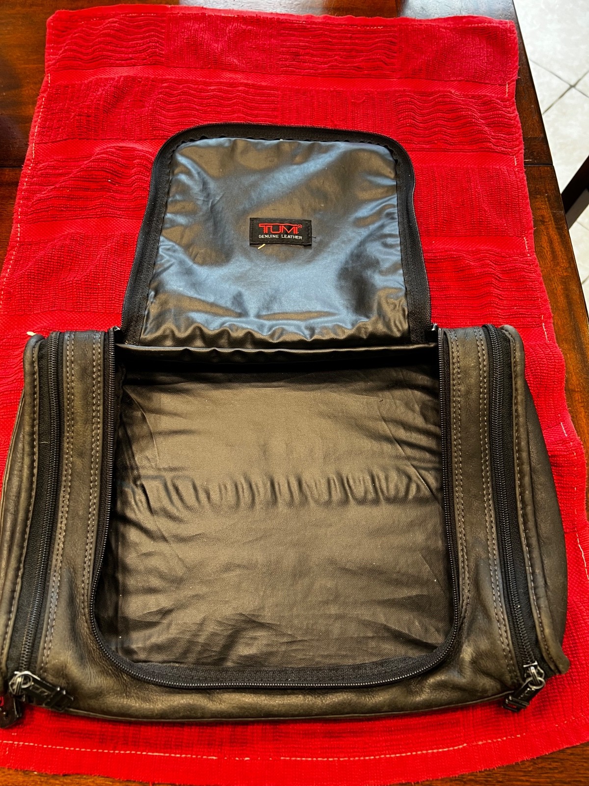 Tumi leather Travel Dopp Kit Toiletry Bag – large – very good Condition